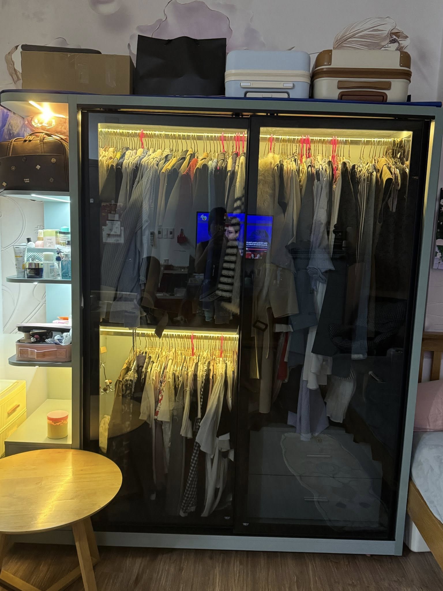 Tủ quần áo cửa kính led