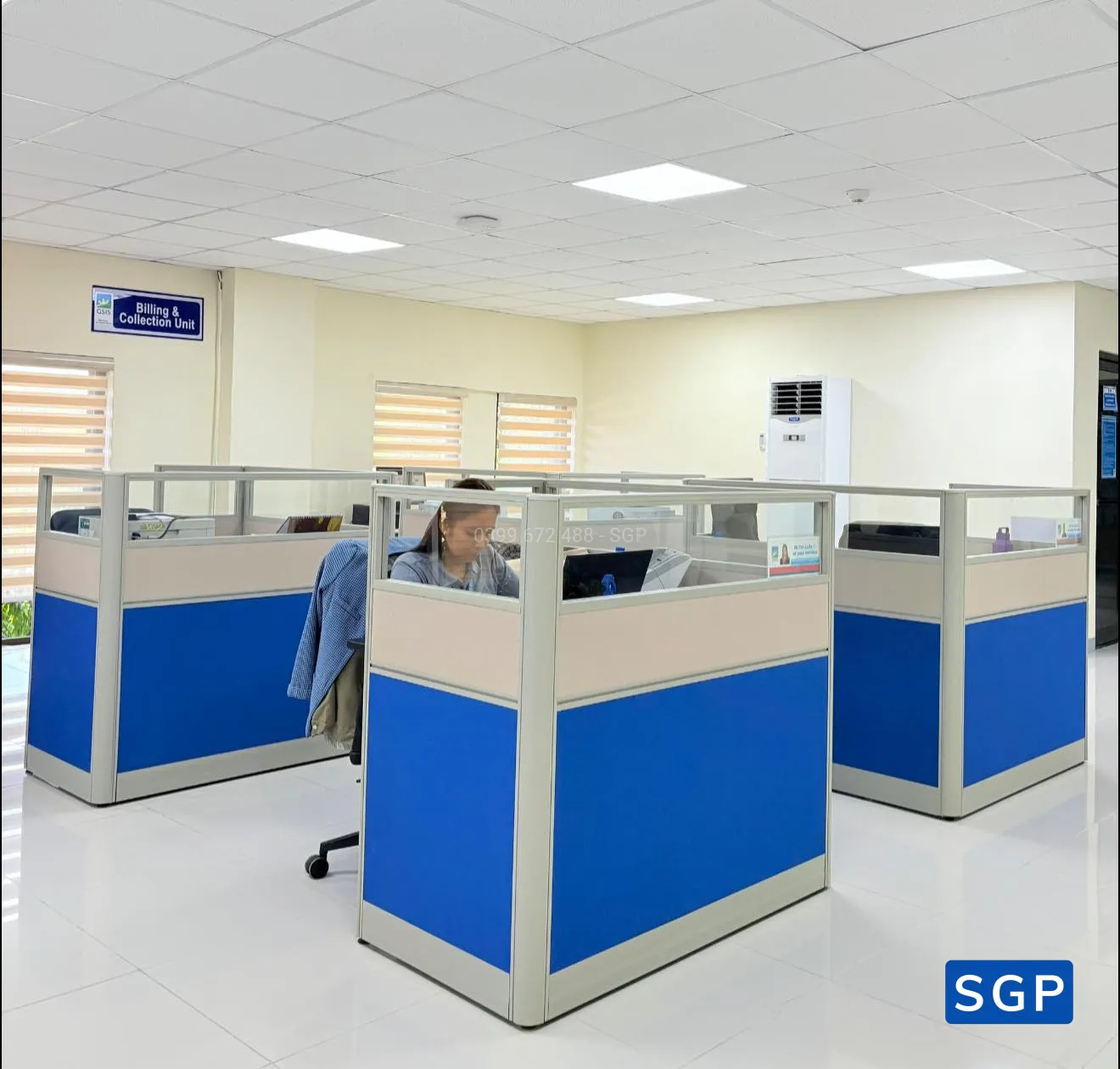 vách ngăn bàn làm việc màu xanh kết hợp màu kem