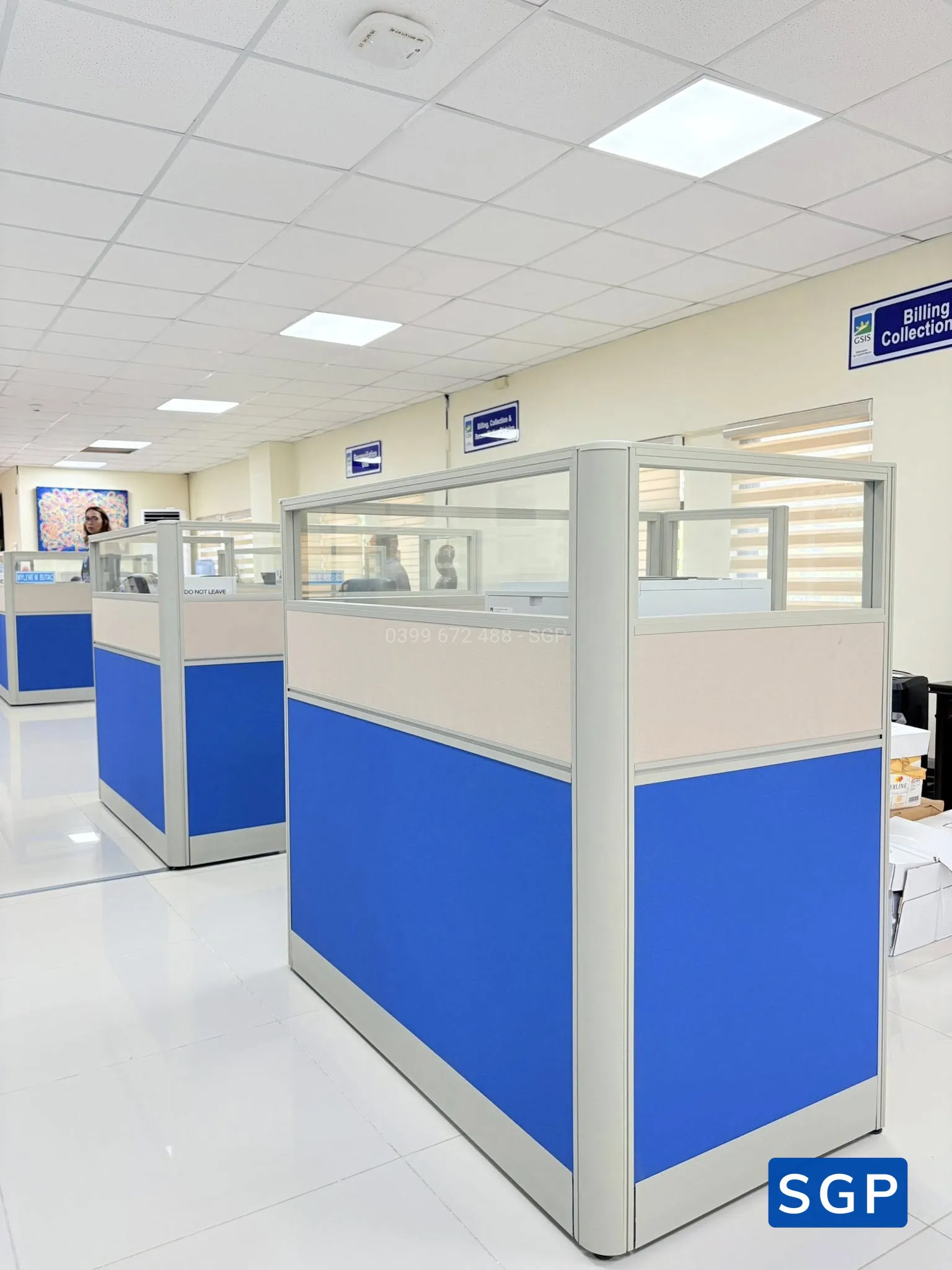 vách ngăn bàn làm việc màu xanh kết hợp màu kem