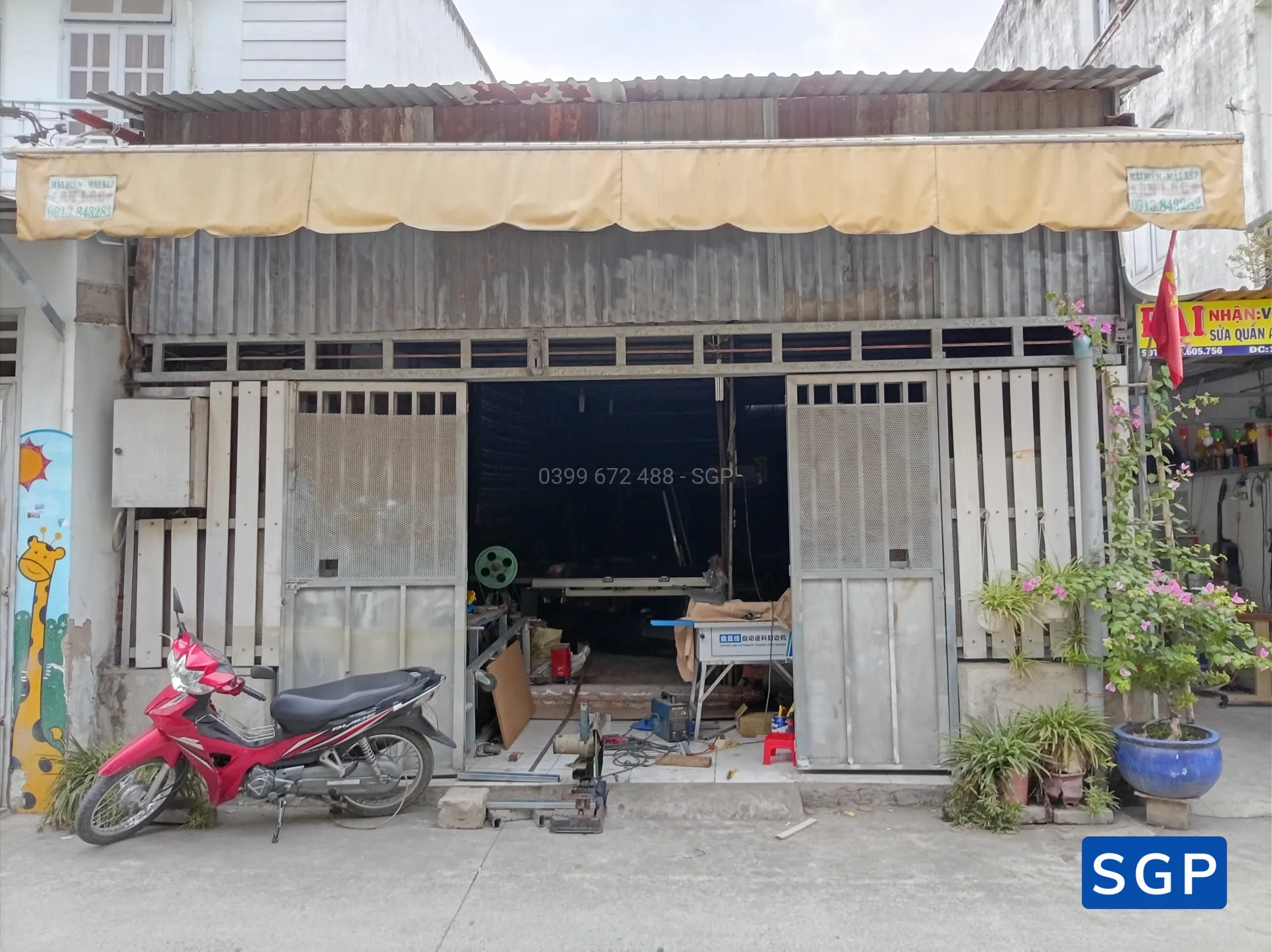 Lắp đặt vách di động màu trắng cho công ty ở quận 1