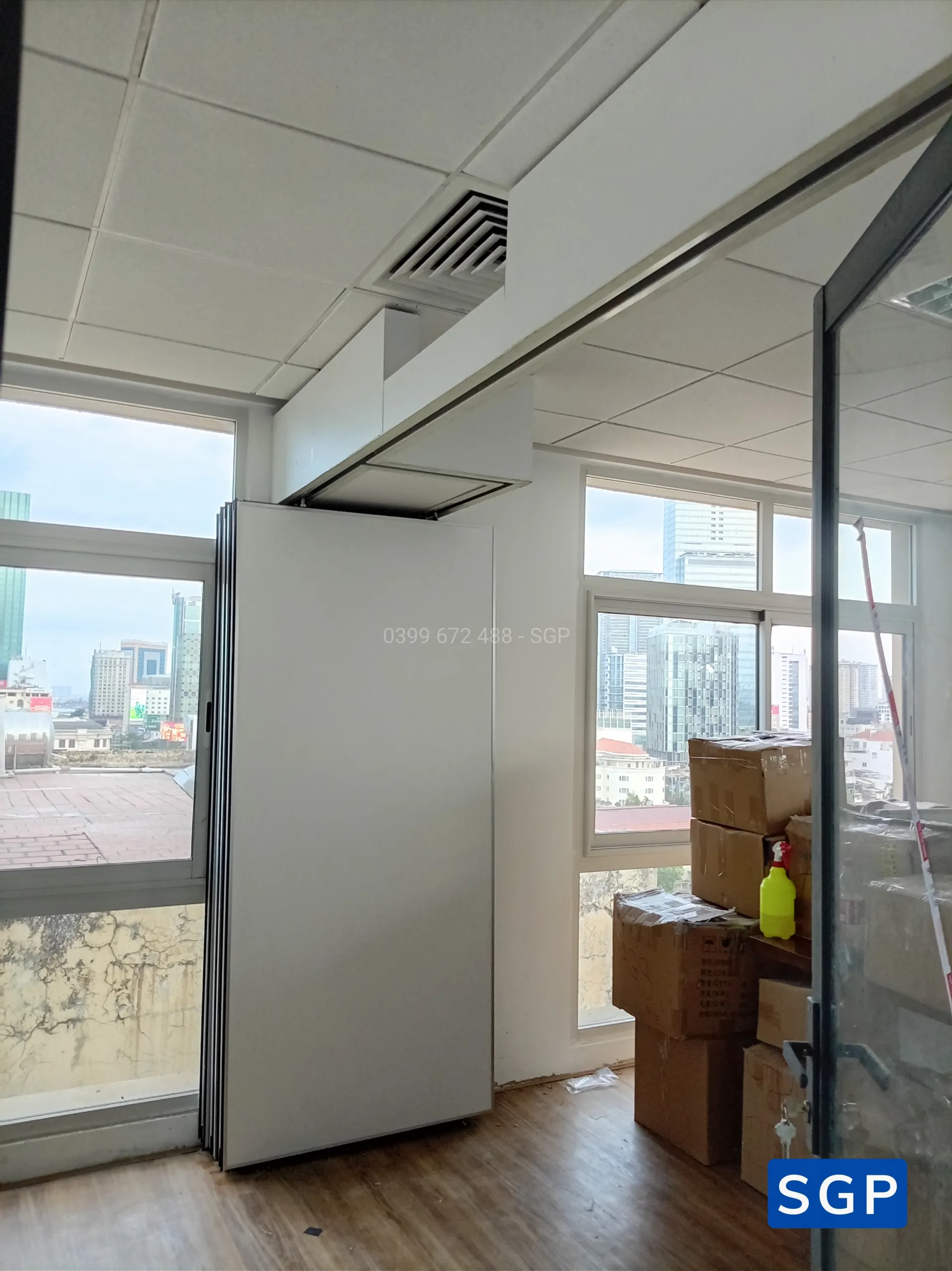 Lắp đặt vách di động màu trắng cho công ty ở quận 1