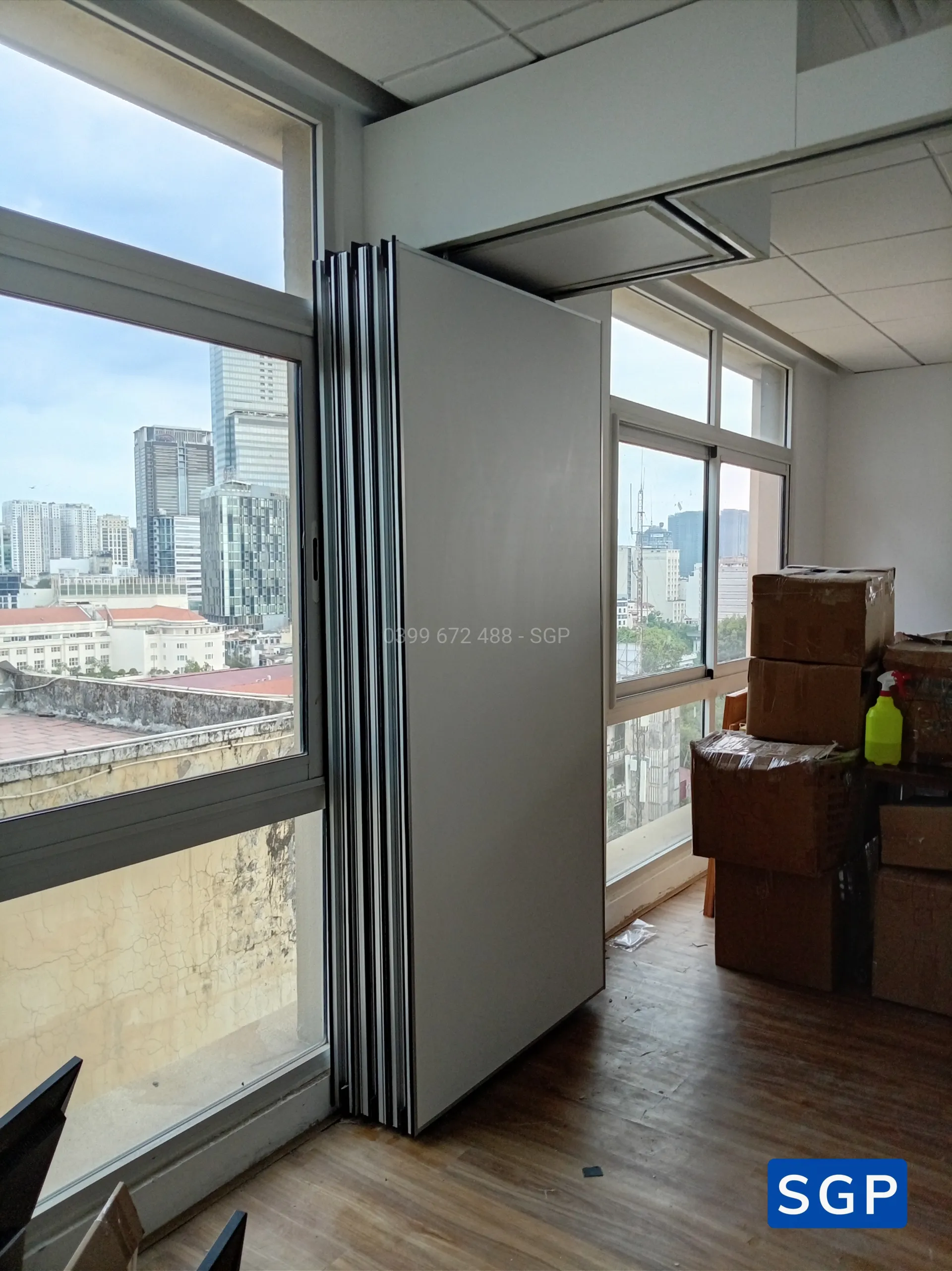 Lắp đặt vách di động màu trắng cho công ty ở quận 1