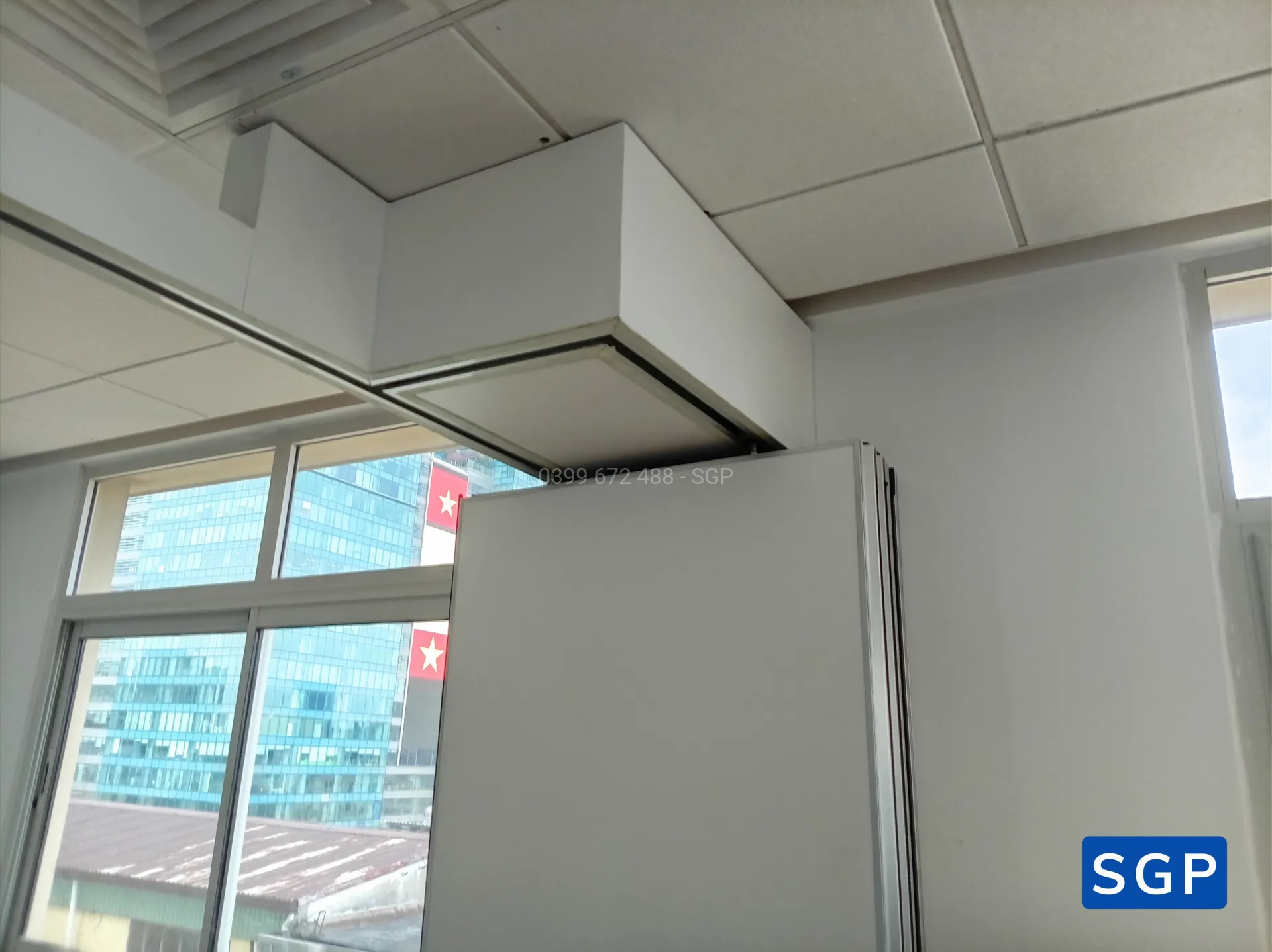 Lắp đặt vách di động màu trắng cho công ty ở quận 1