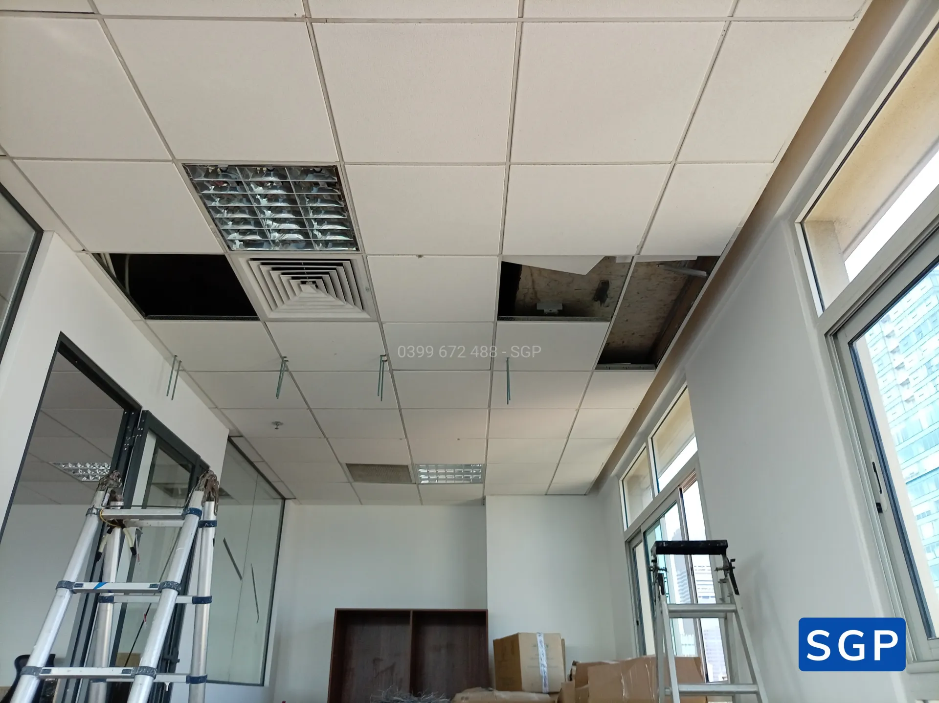 Lắp đặt vách di động màu trắng cho công ty ở quận 1