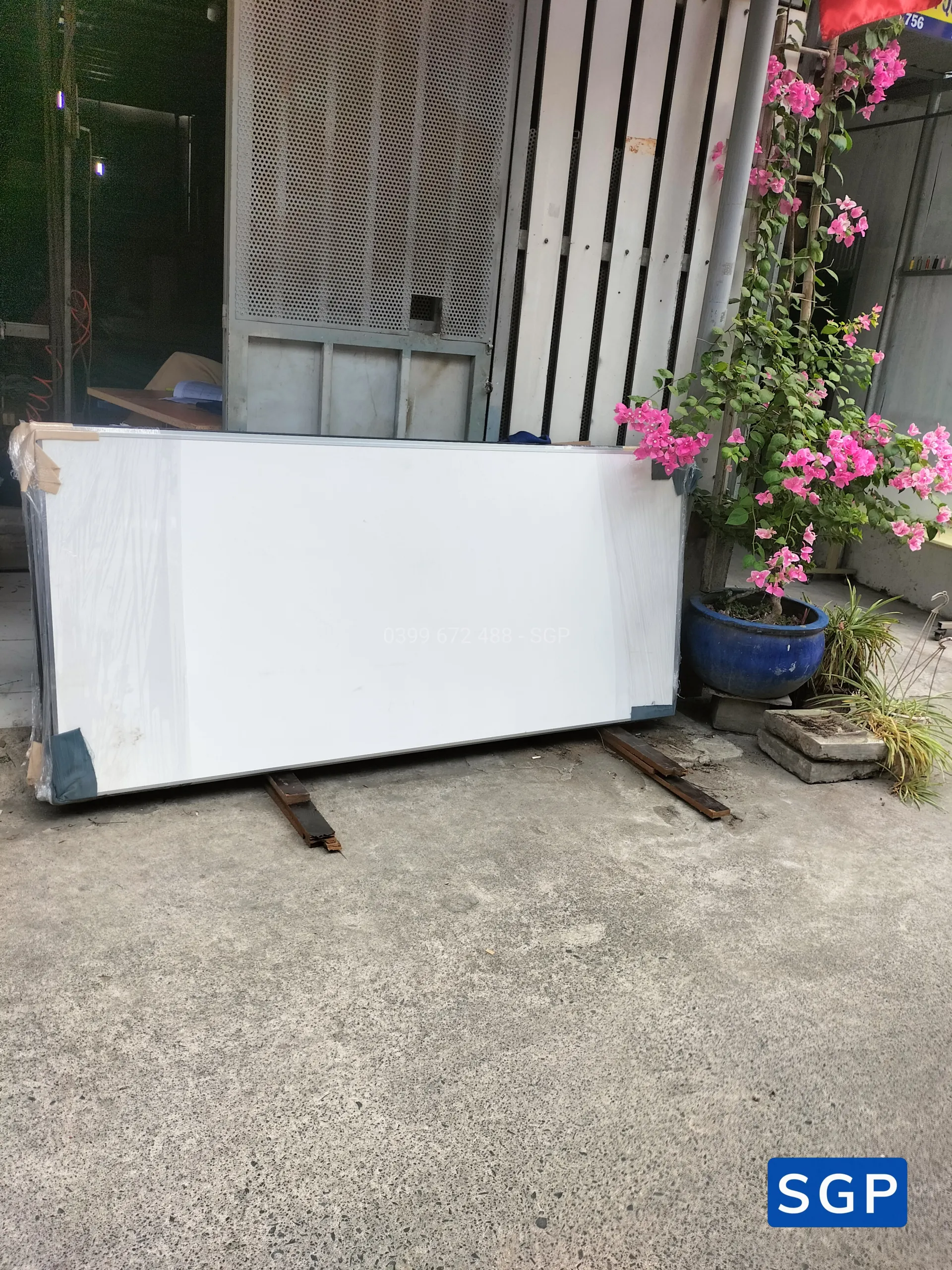 Lắp đặt vách di động màu trắng cho công ty ở quận 1