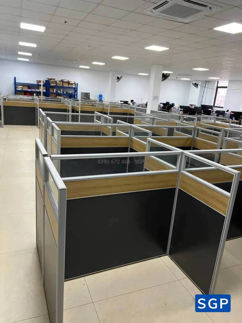vách ngăn bàn gỗ 2 múi gỗ kính