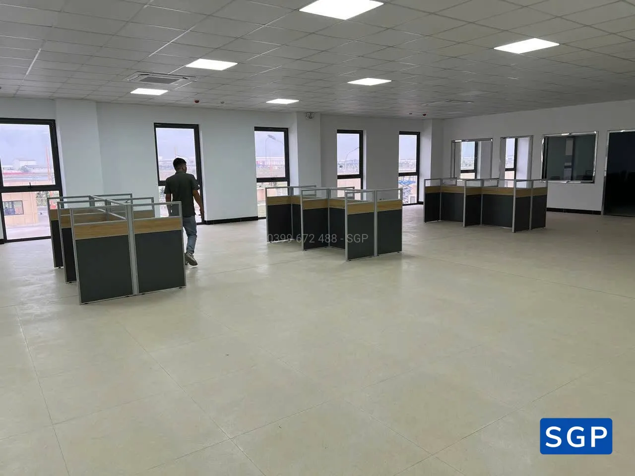vách ngăn bàn gỗ 2 múi gỗ kính