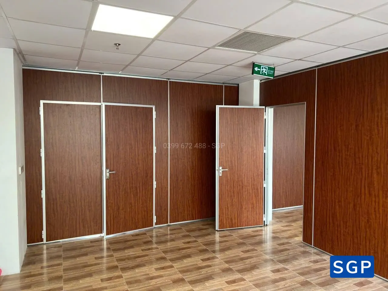 vách ngăn di động vân gỗ có cửa