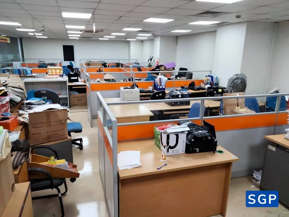 vách ngăn bàn làm việc gỗ kính vân gỗ kết hợp màu cam