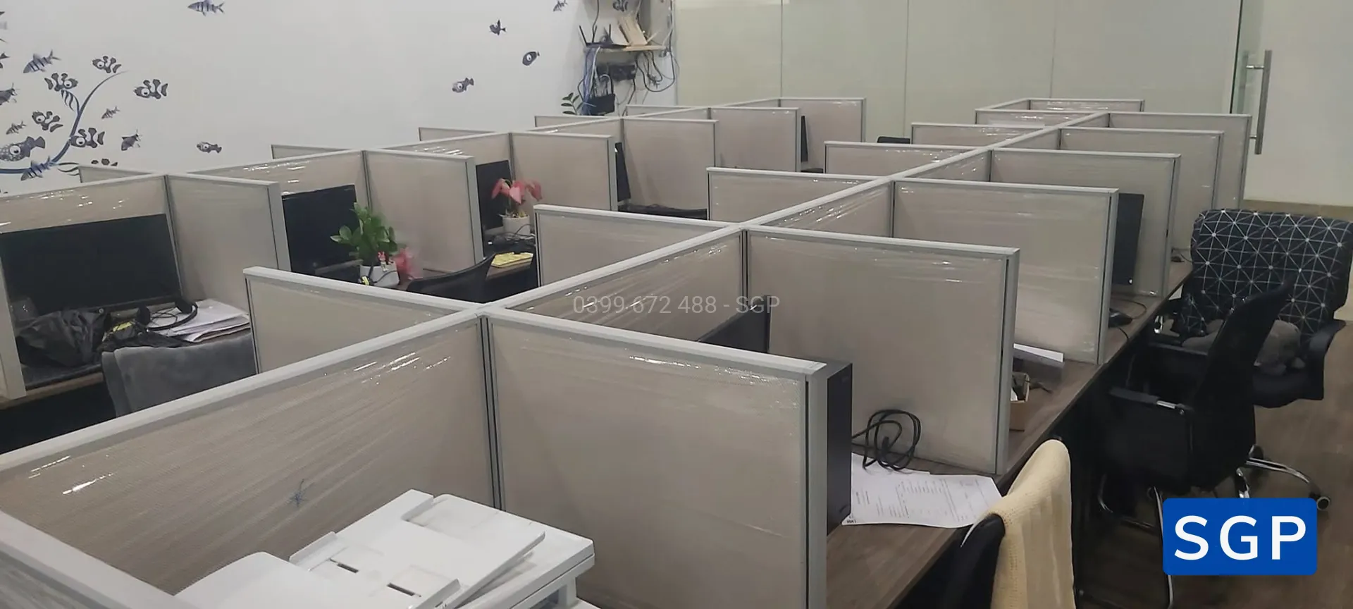 vách ngăn trên mặt bàn 
