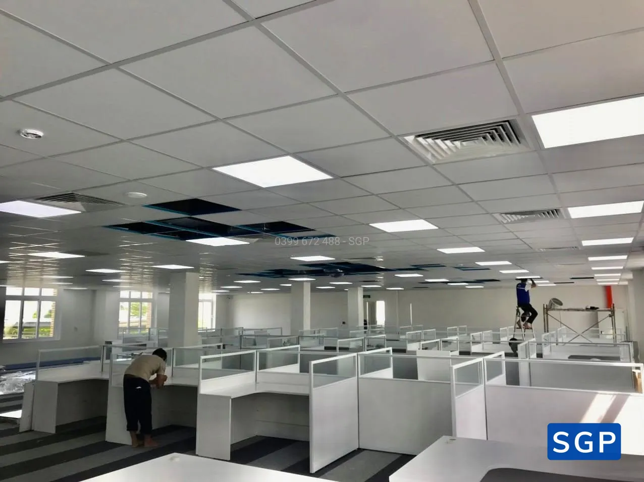 vách ngăn gỗ kính màu trắng cho văn phòng