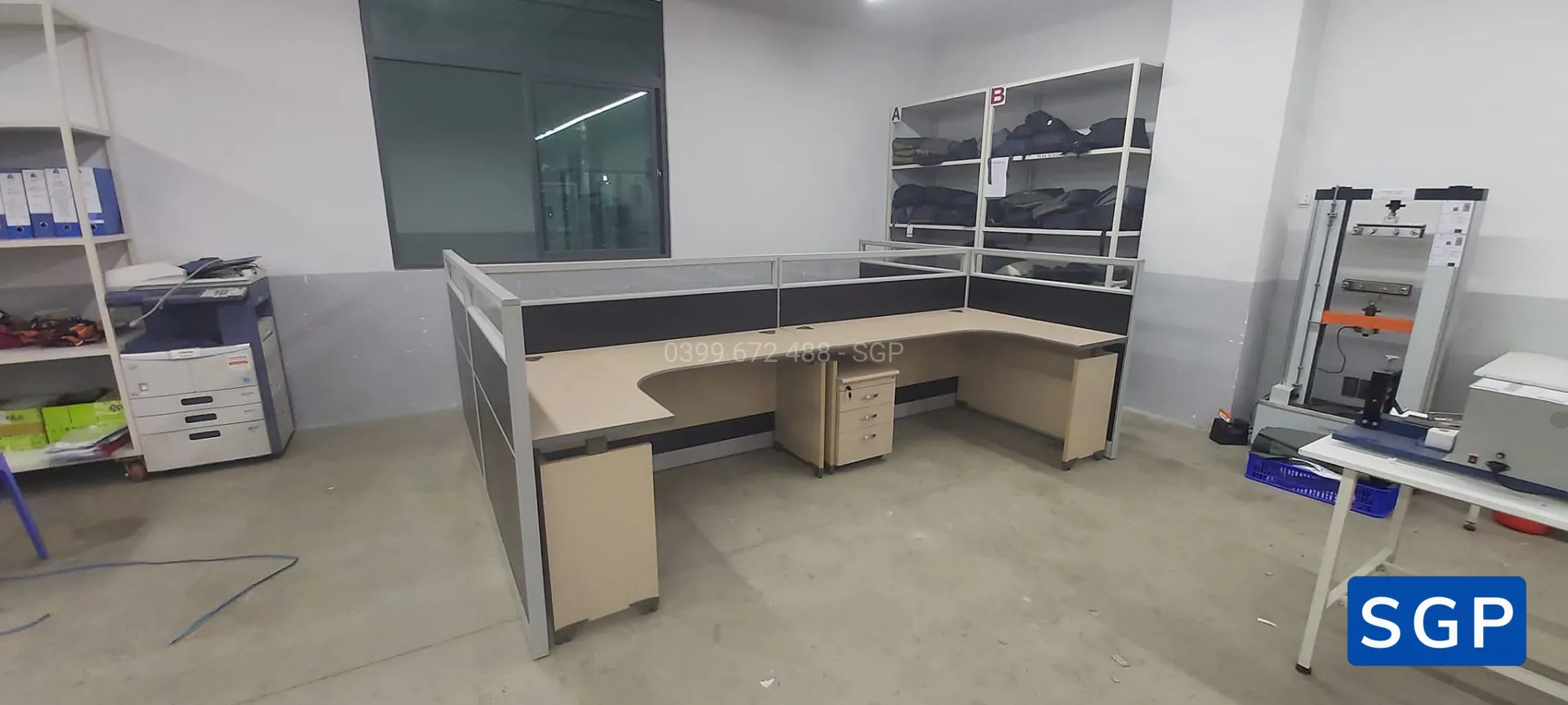 vách nỉ kính màu đen cho bàn L
