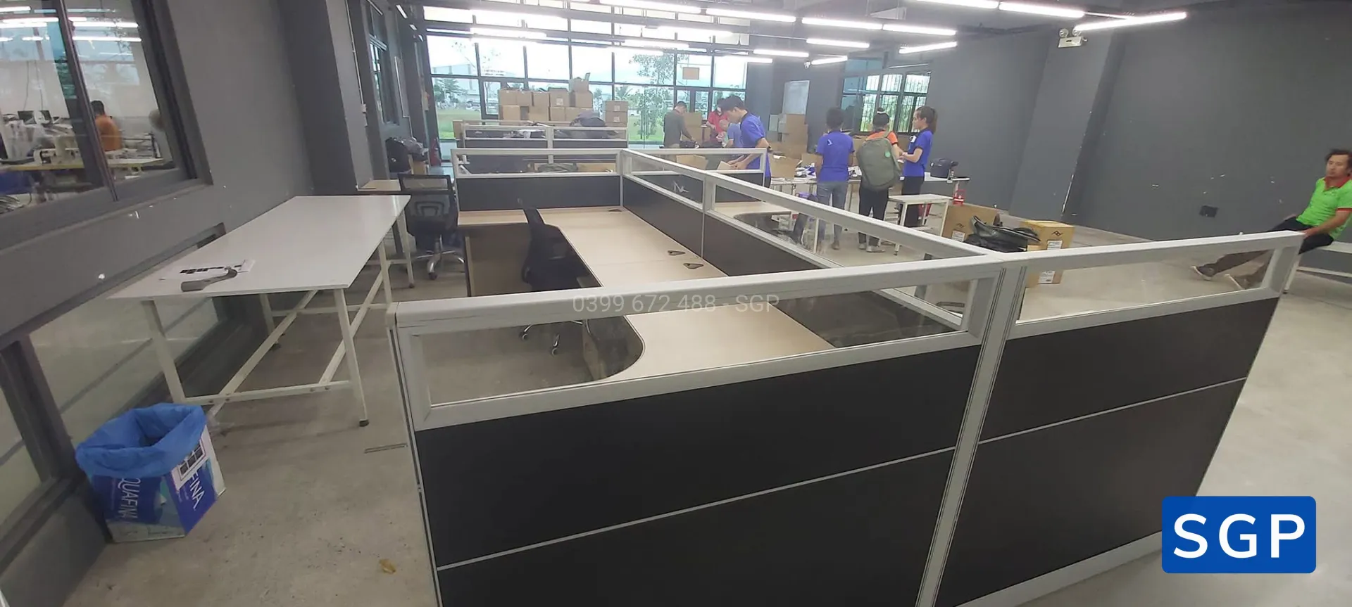 vách nỉ kính màu đen cho bàn L