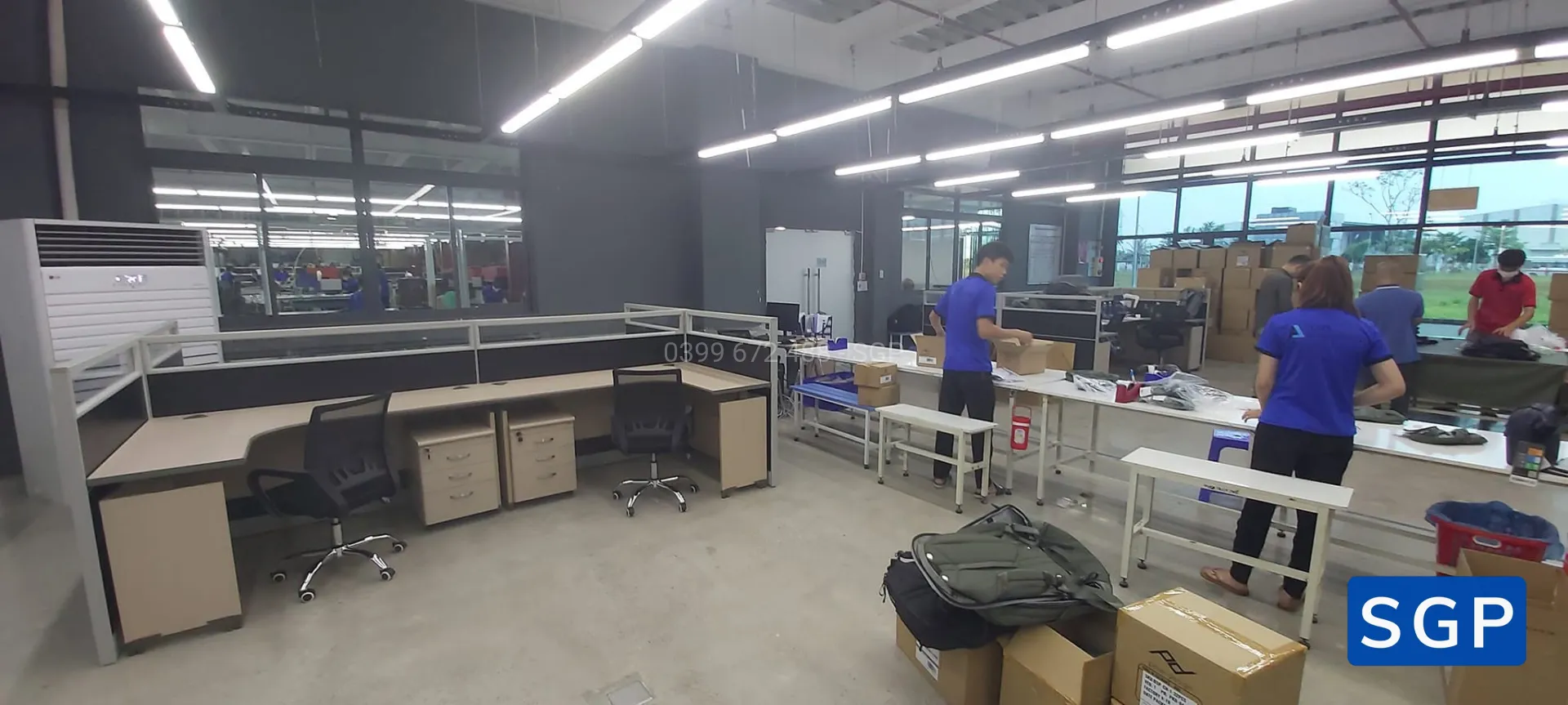 vách nỉ kính màu đen cho bàn L