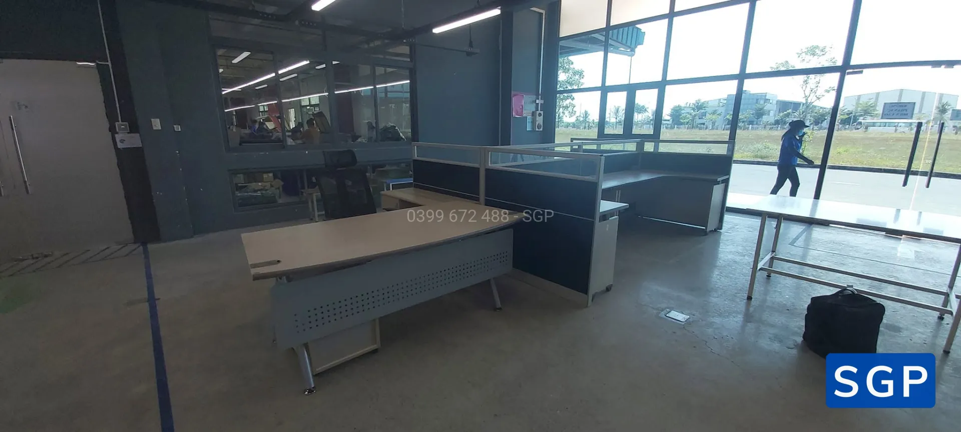 vách nỉ kính màu đen cho bàn L