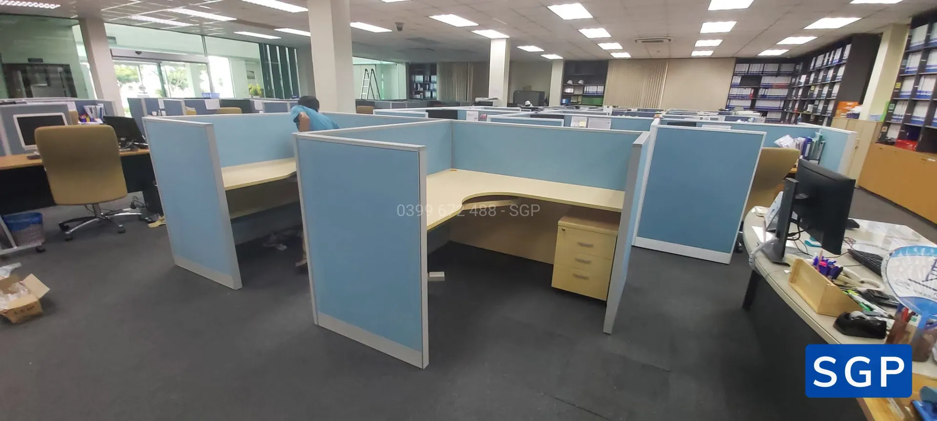vách ngăn nỉ nhôm cho bàn L