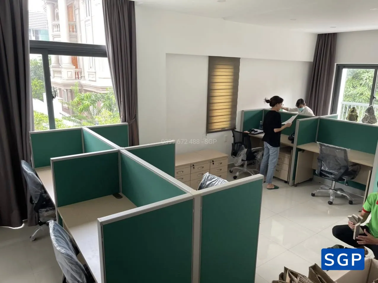 lắp đặt vách ngăn nỉ cho cụm bàn 4 chỗ