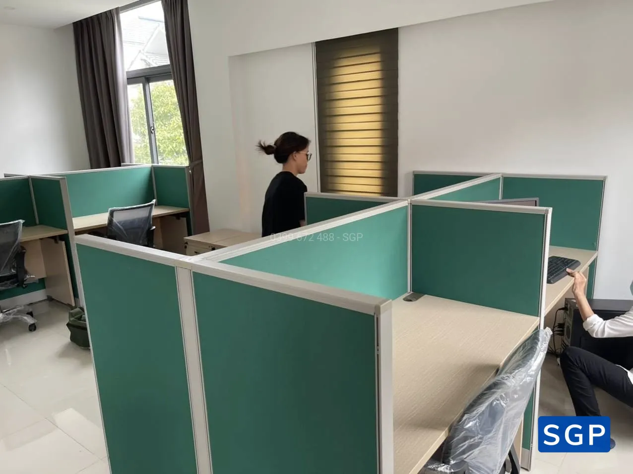 lắp đặt vách ngăn nỉ cho cụm bàn 4 chỗ