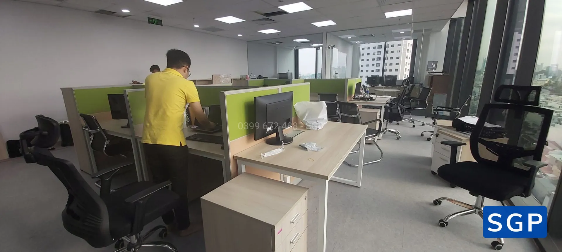 vách nỉ xanh lá kết hợp màu kem