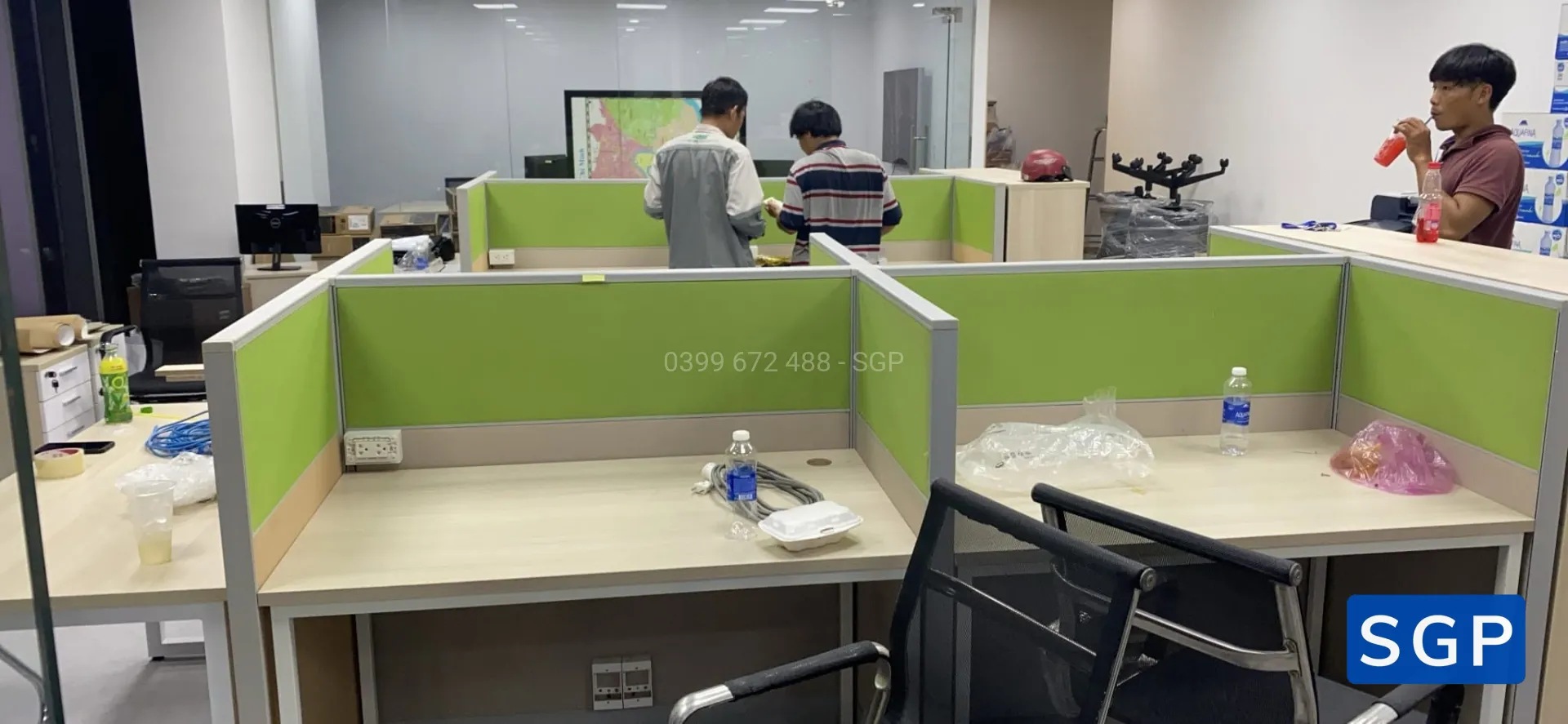 vách nỉ xanh lá kết hợp màu kem