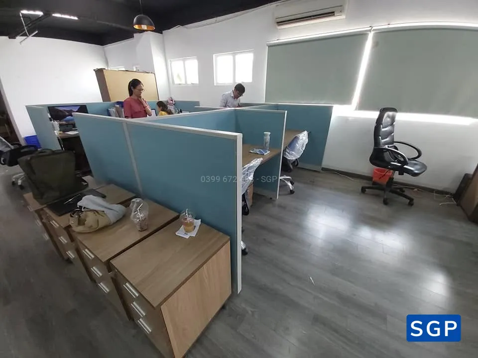 lắp đặt vách ngăn nỉ màu xanh 