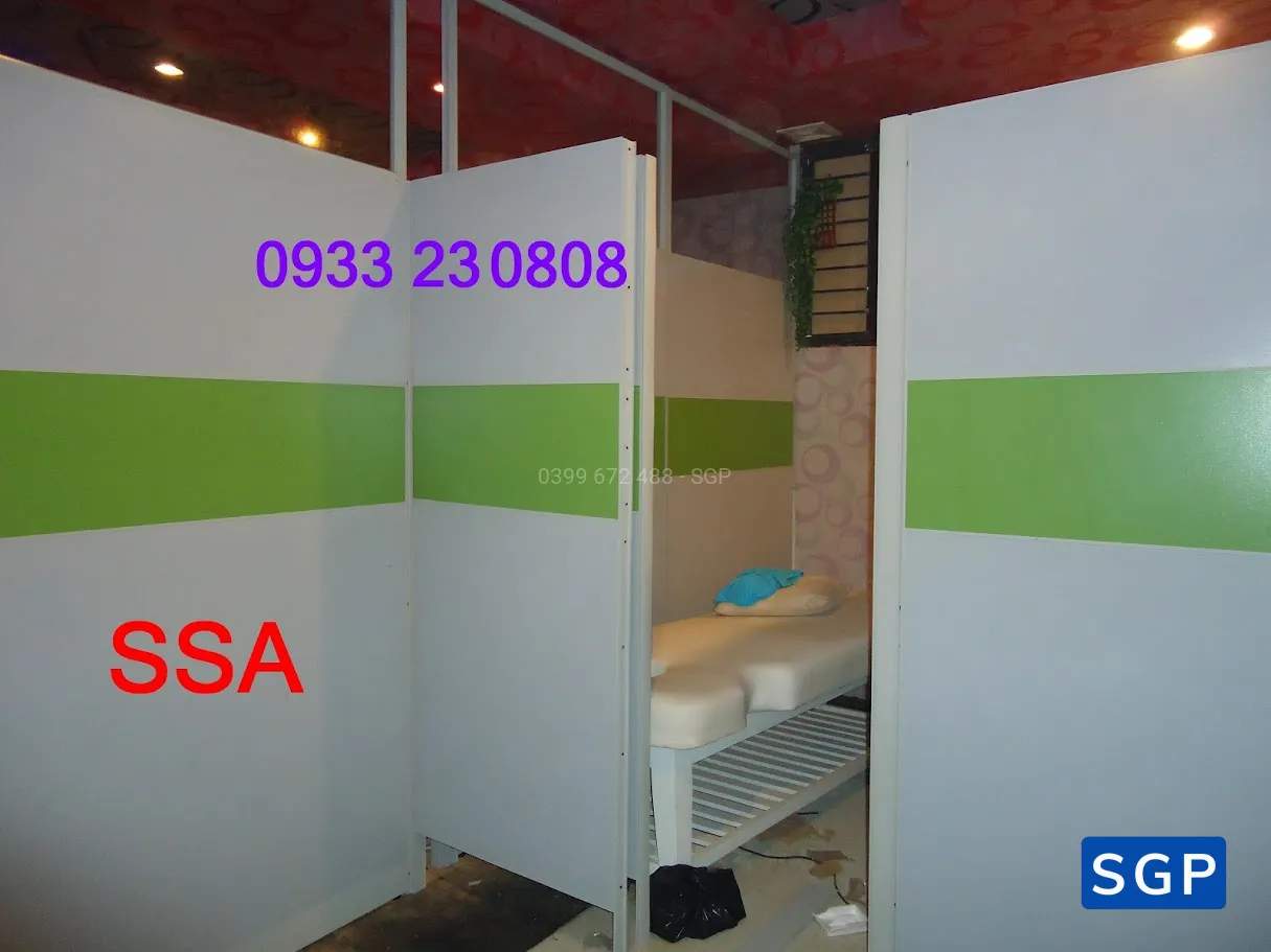 lắp đặt vách ngăn gỗ khung nhôm cho cửa hàng 