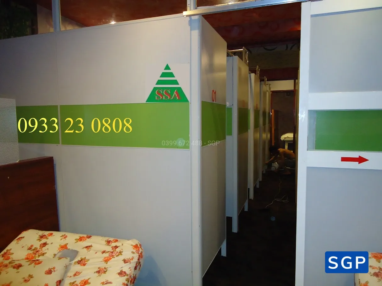 lắp đặt vách ngăn gỗ khung nhôm cho cửa hàng 