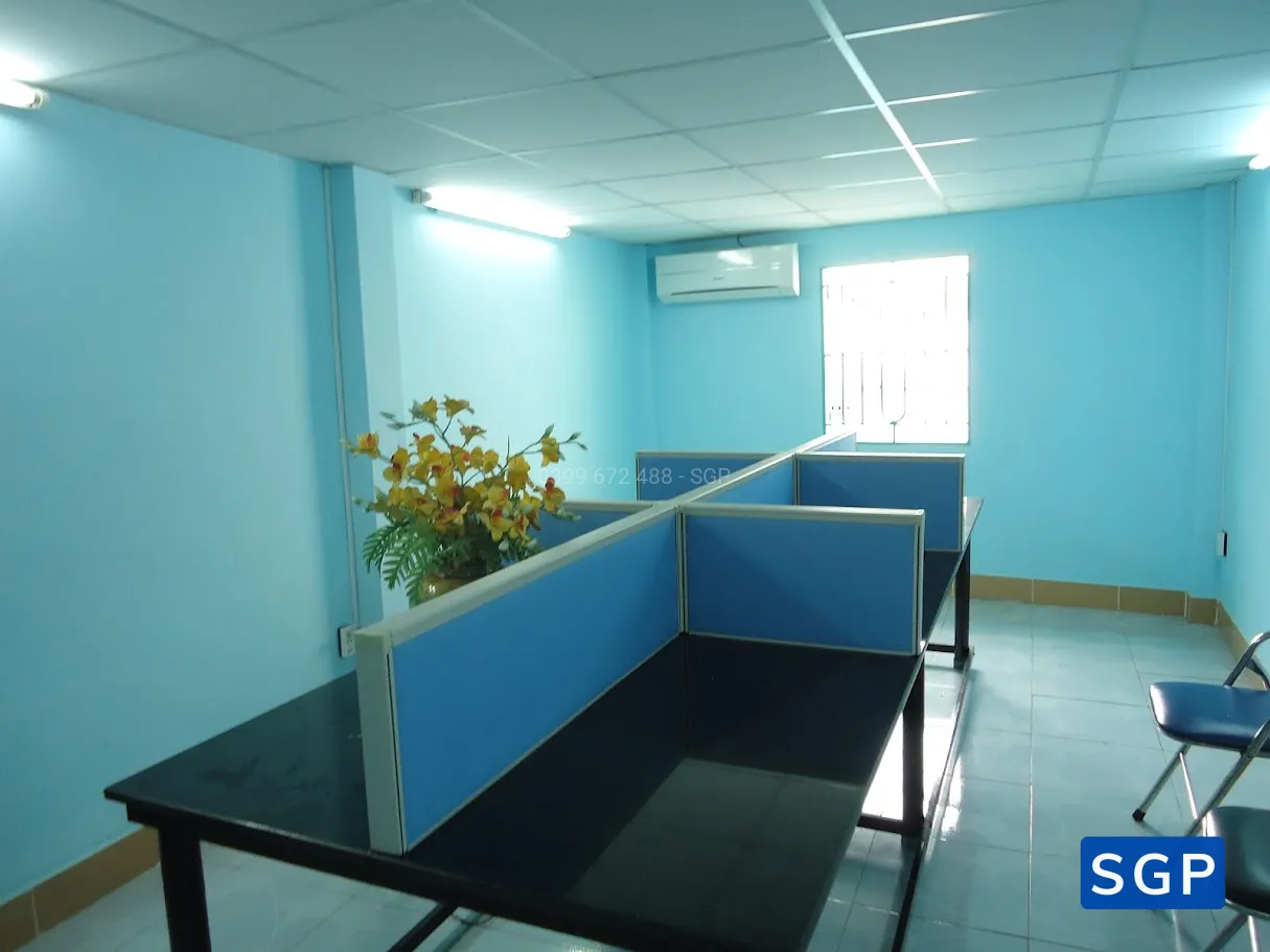Giao hàng và lắp đặt vách nỉ trên mặt bàn