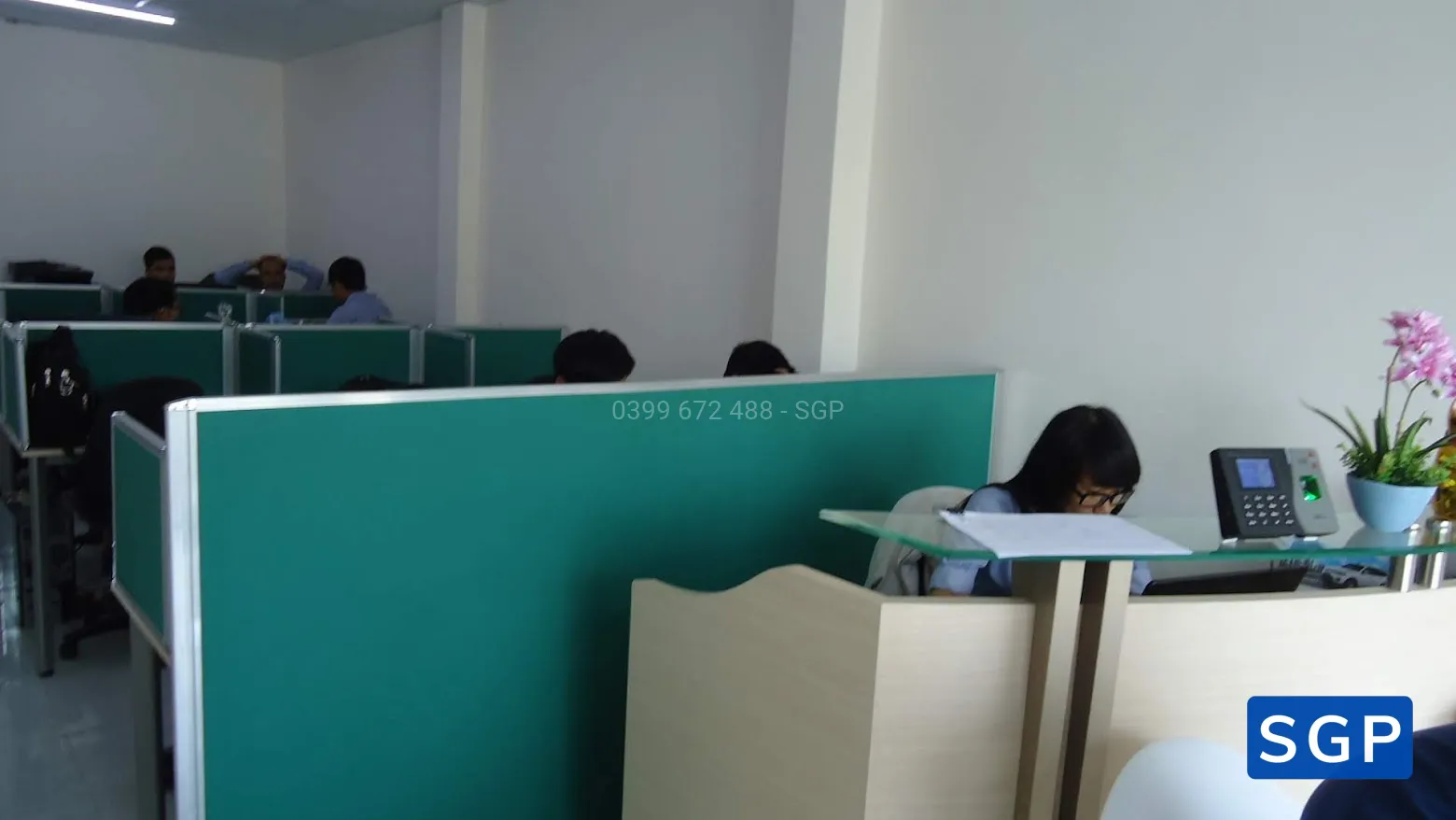 Giao hàng và lắp đặt vách nỉ