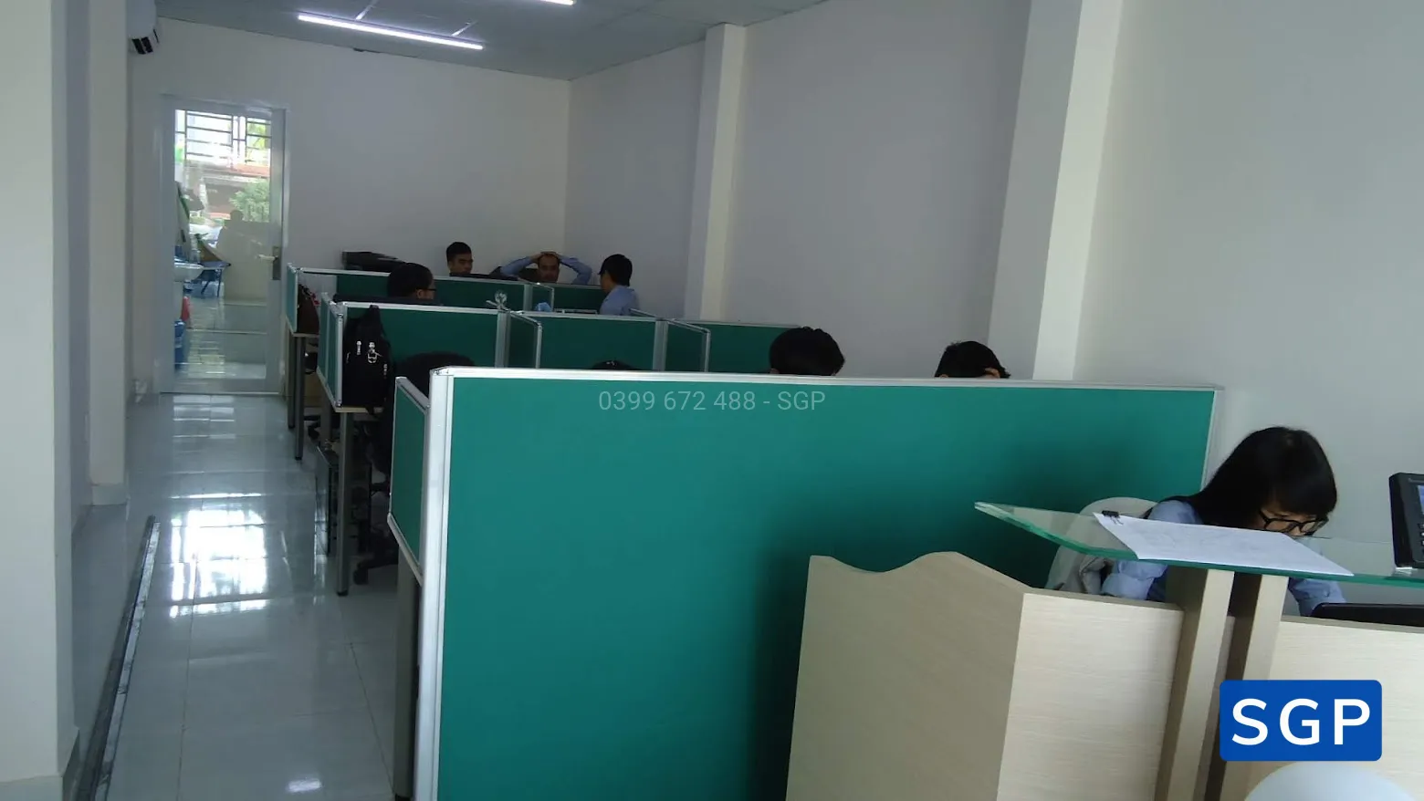 Giao hàng và lắp đặt vách nỉ