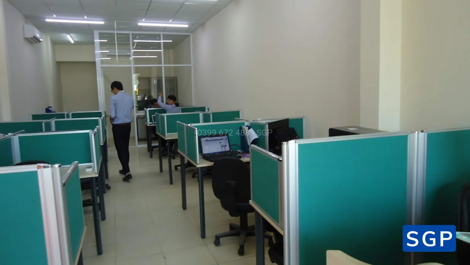 Giao hàng và lắp đặt vách nỉ