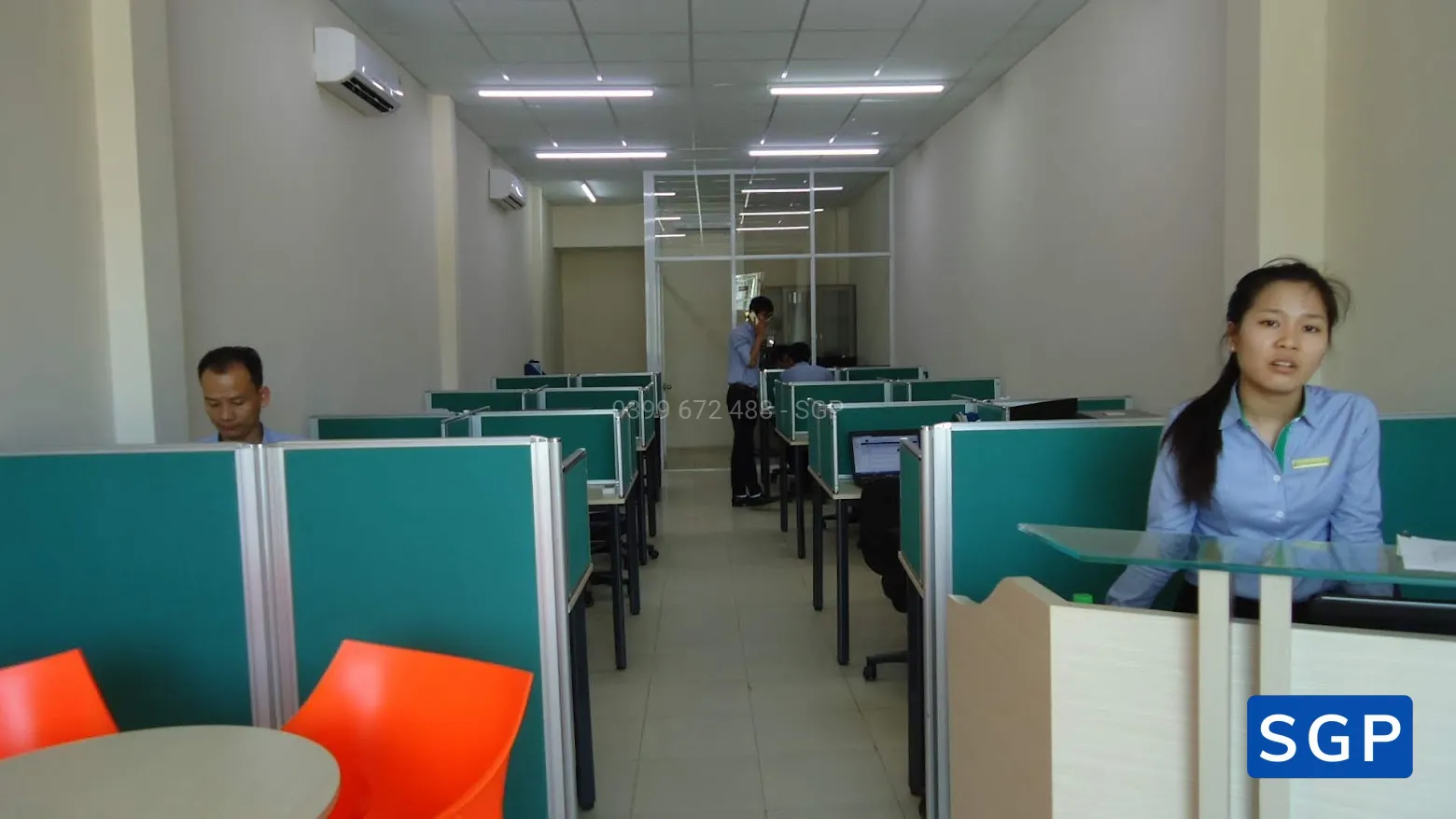 Giao hàng và lắp đặt vách nỉ