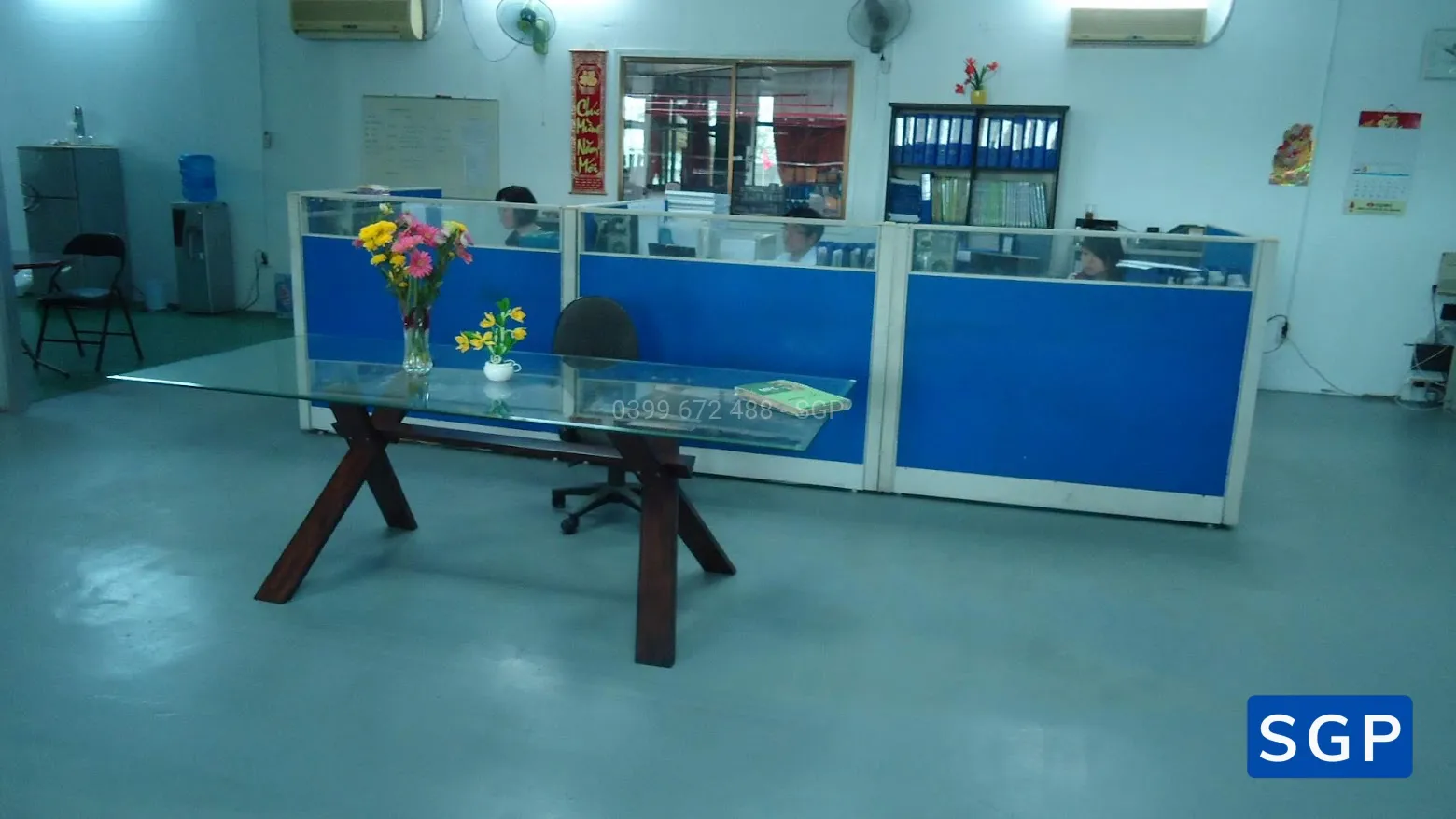 Giao hàng và lắp đặt vách nỉ kính