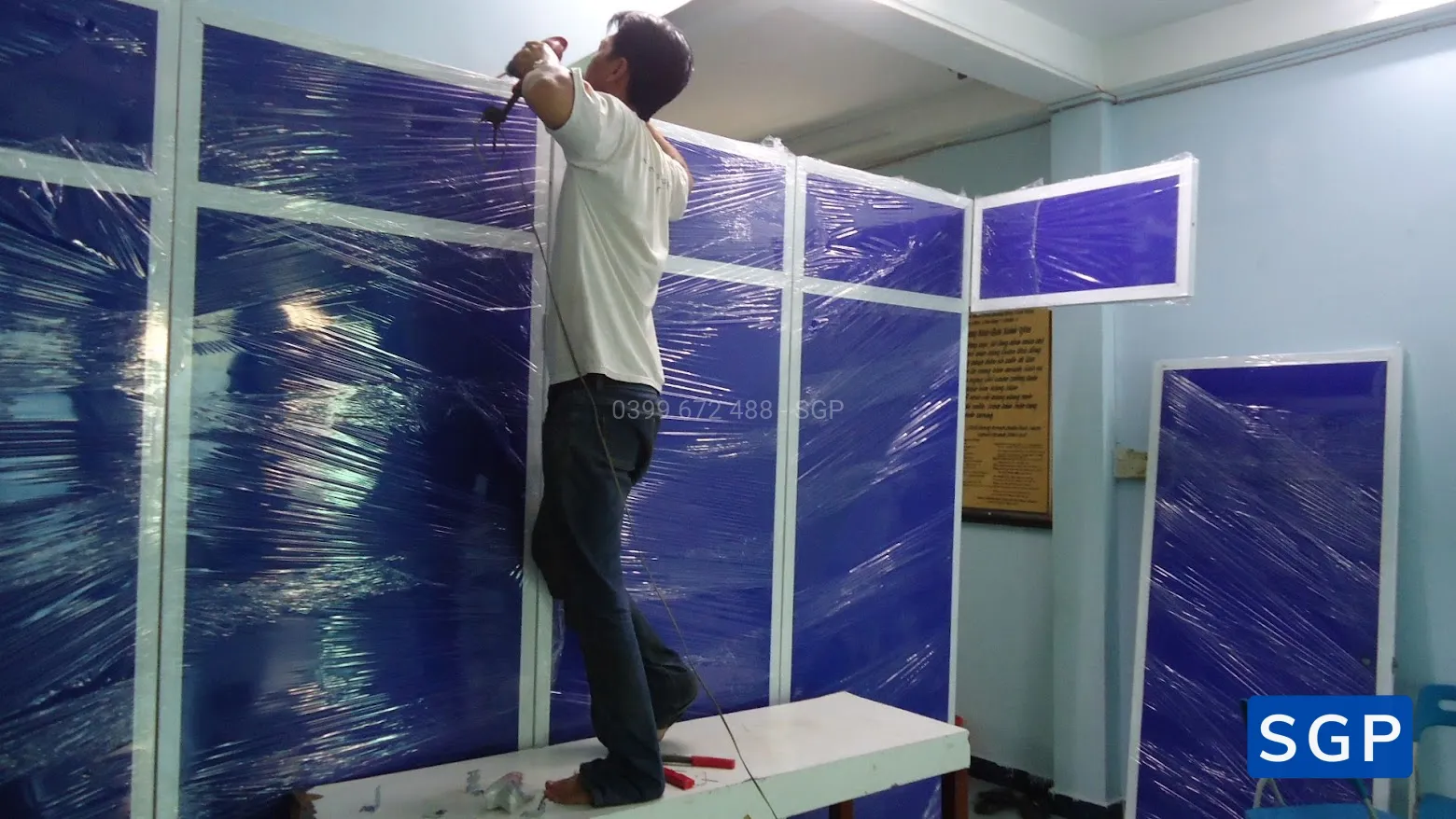 Sản xuất và lắp đặt vách di động có bánh xe phía dưới - 8