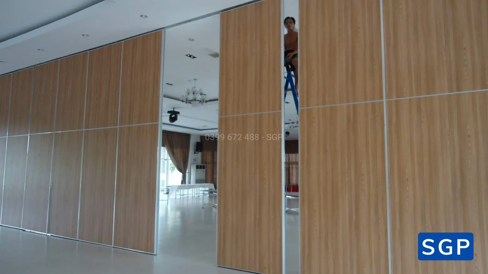 Sản xuất và lắp đặt vách di động cho nhà hàng