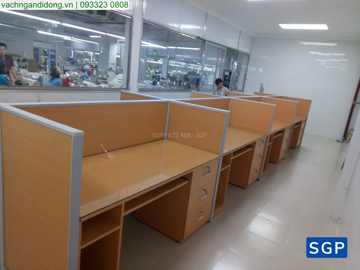 Giao hàng và lắp đặt vách gỗ cho công ty may mặc