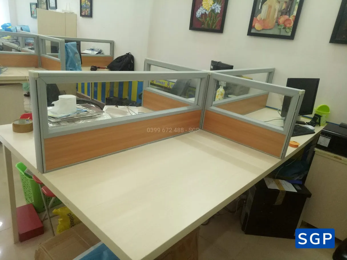 vách ngăn trên mặt bàn