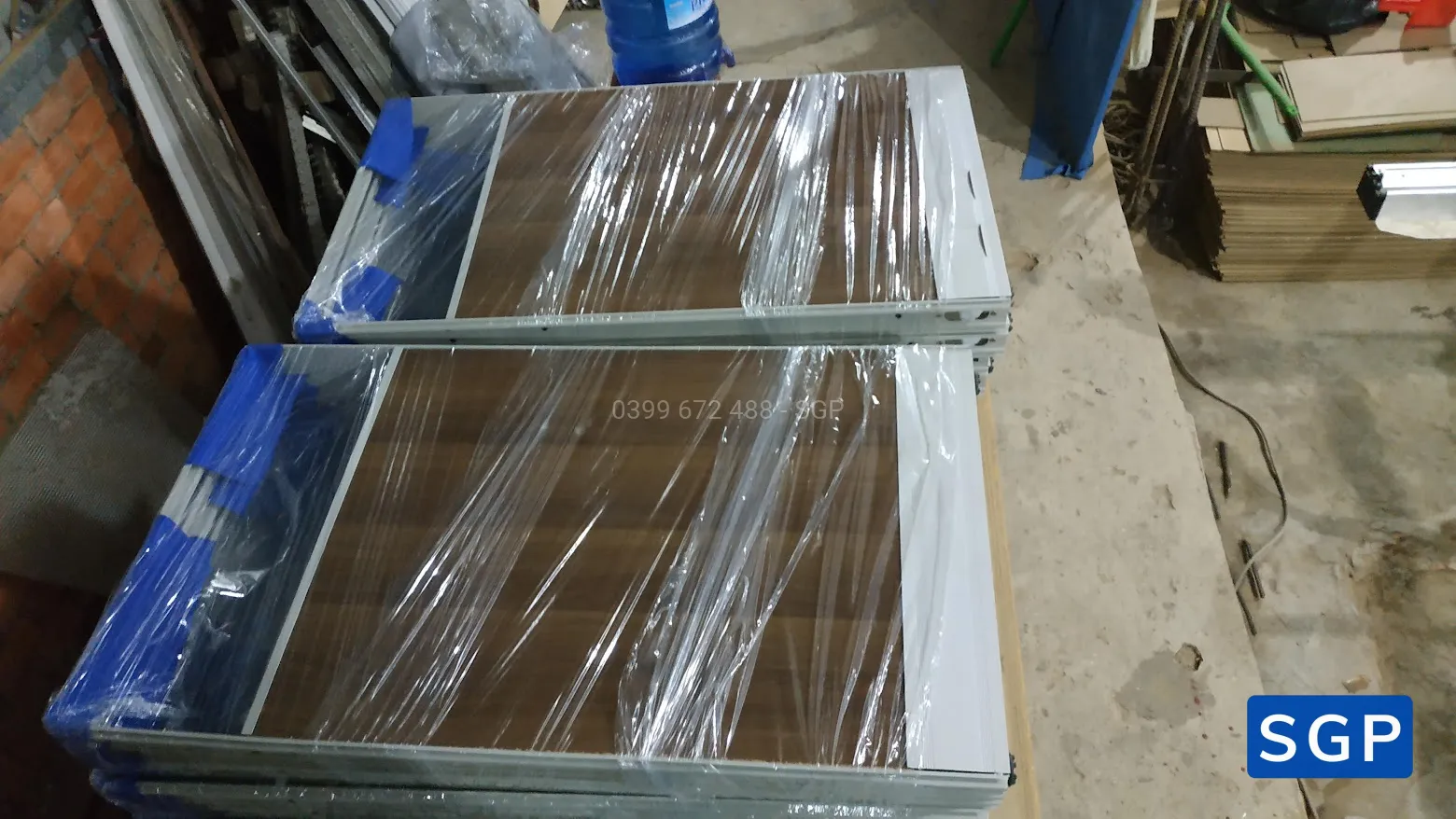 Sản xuất vách ngăn gỗ kính cho cửa hàng nội thất