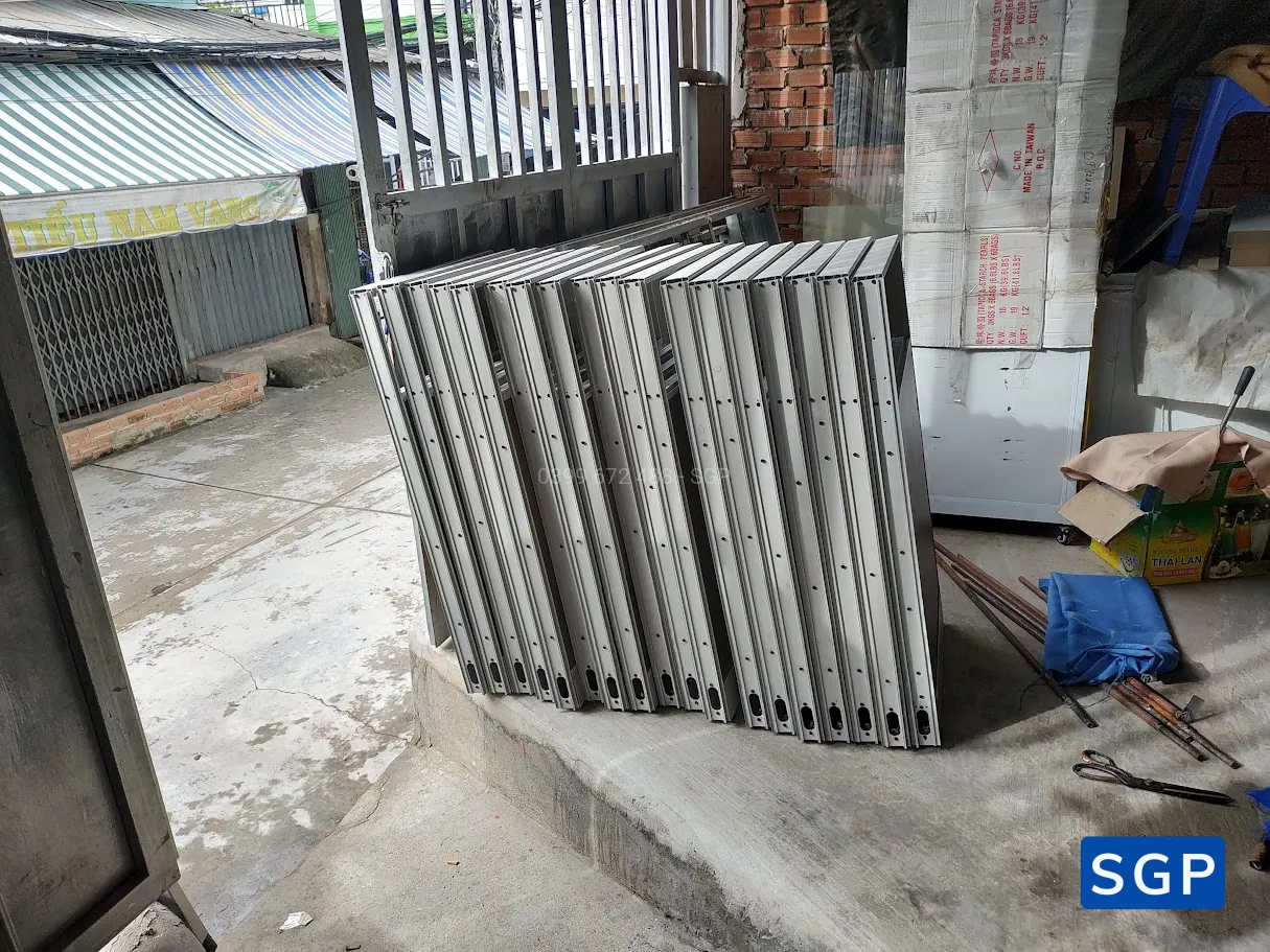Giao vách gỗ kính