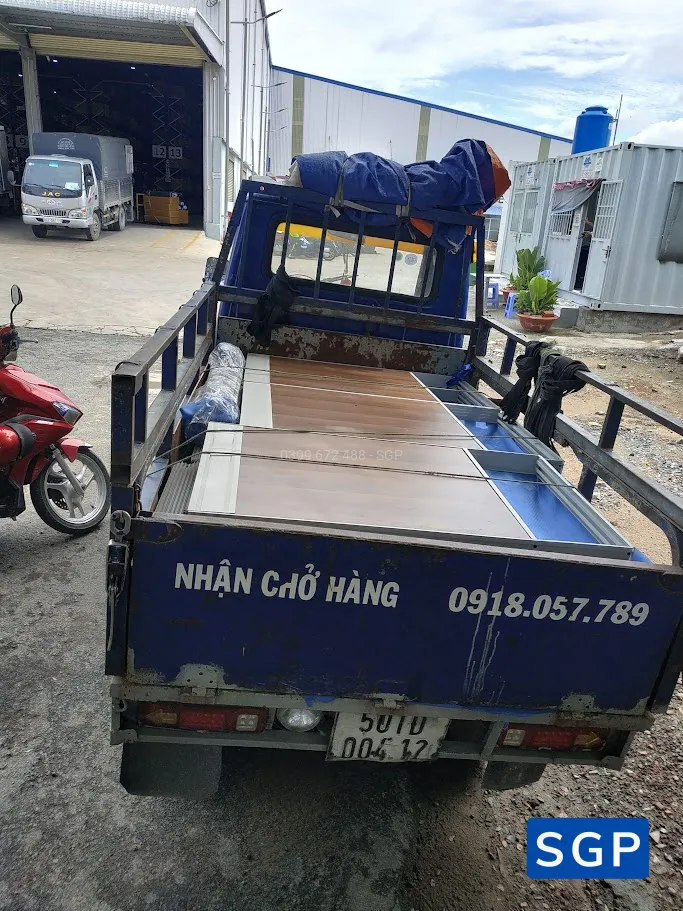 Giao vách gỗ kính