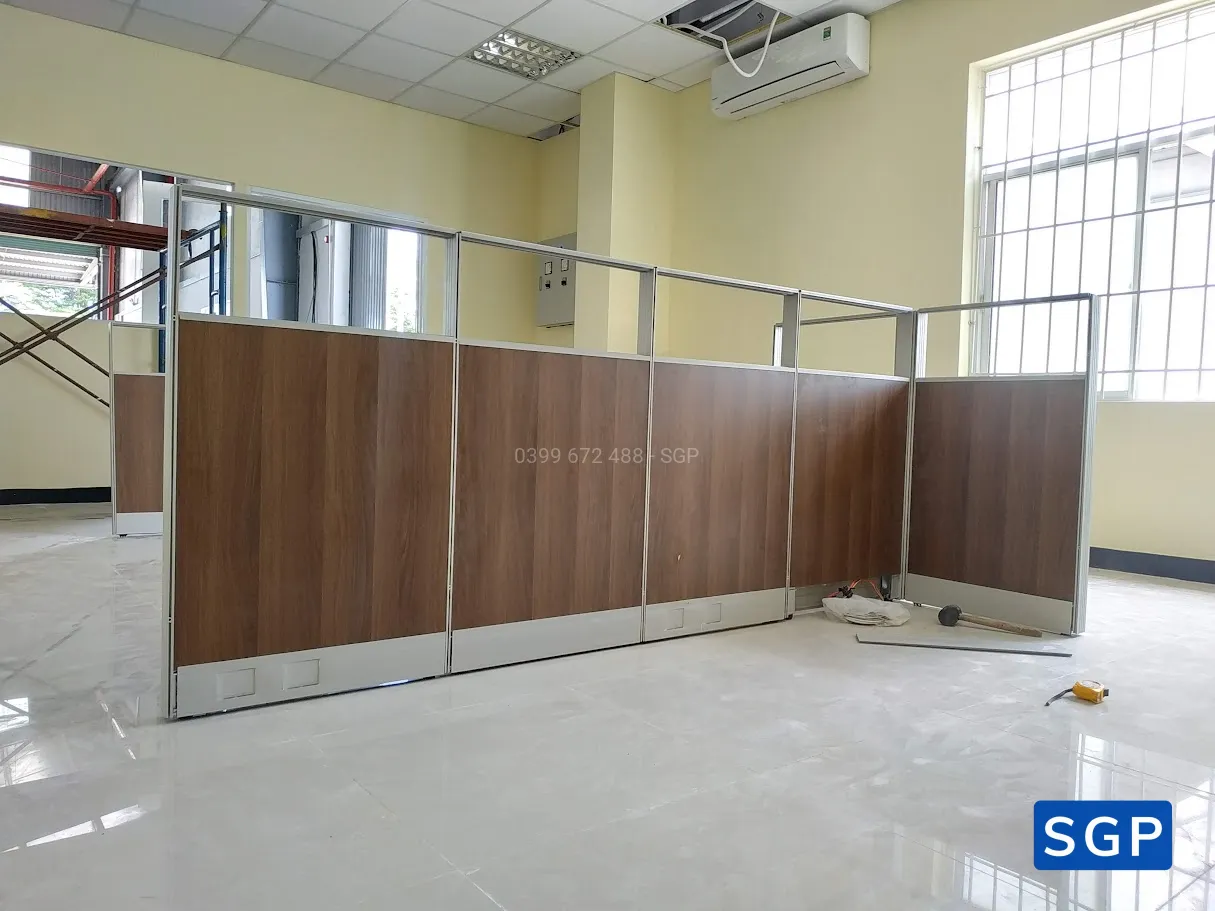 Giao vách gỗ kính