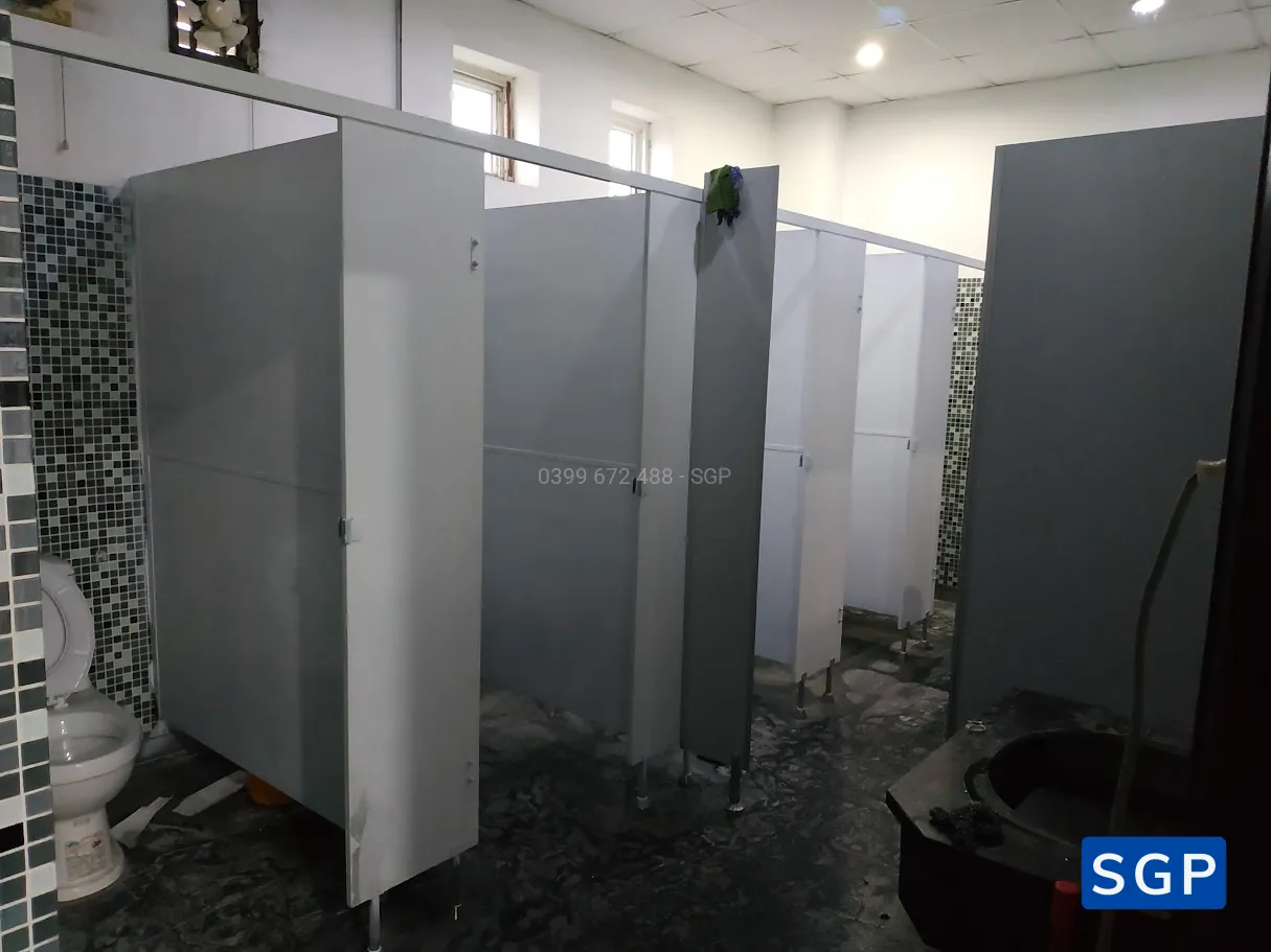 Lắp đặt vách compact cho trường học tiếng anh