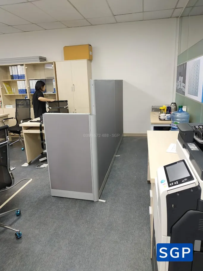 Giao hàng và lắp đặt vách nỉ