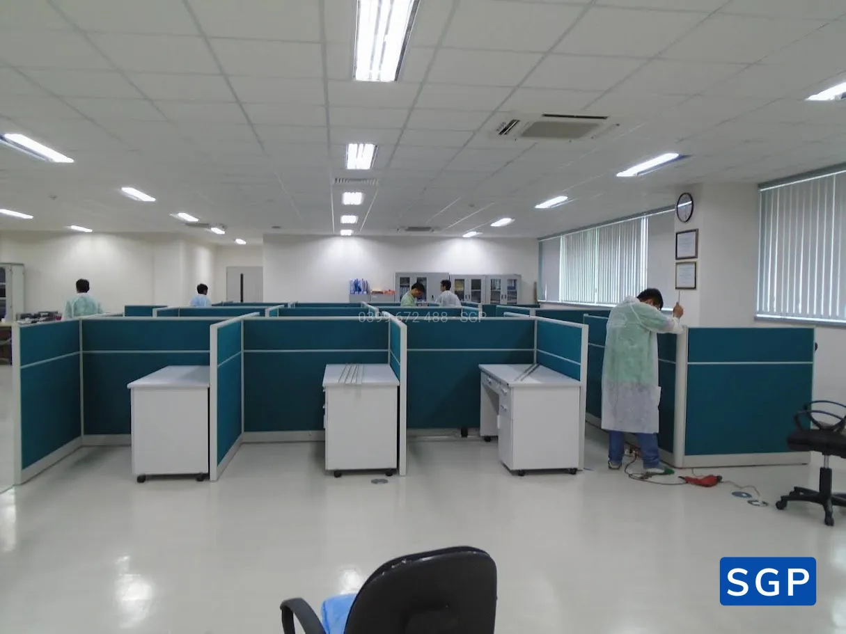 Giao hàng và lắp đặt vách nỉ