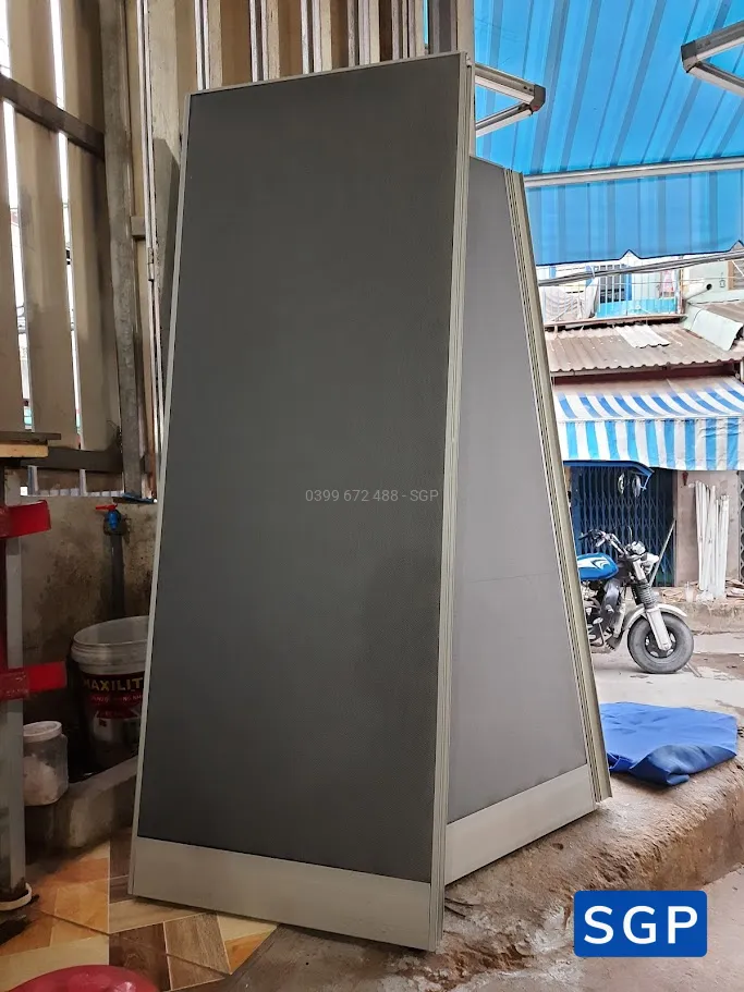 Giao hàng và lắp đặt vách nỉ - 2