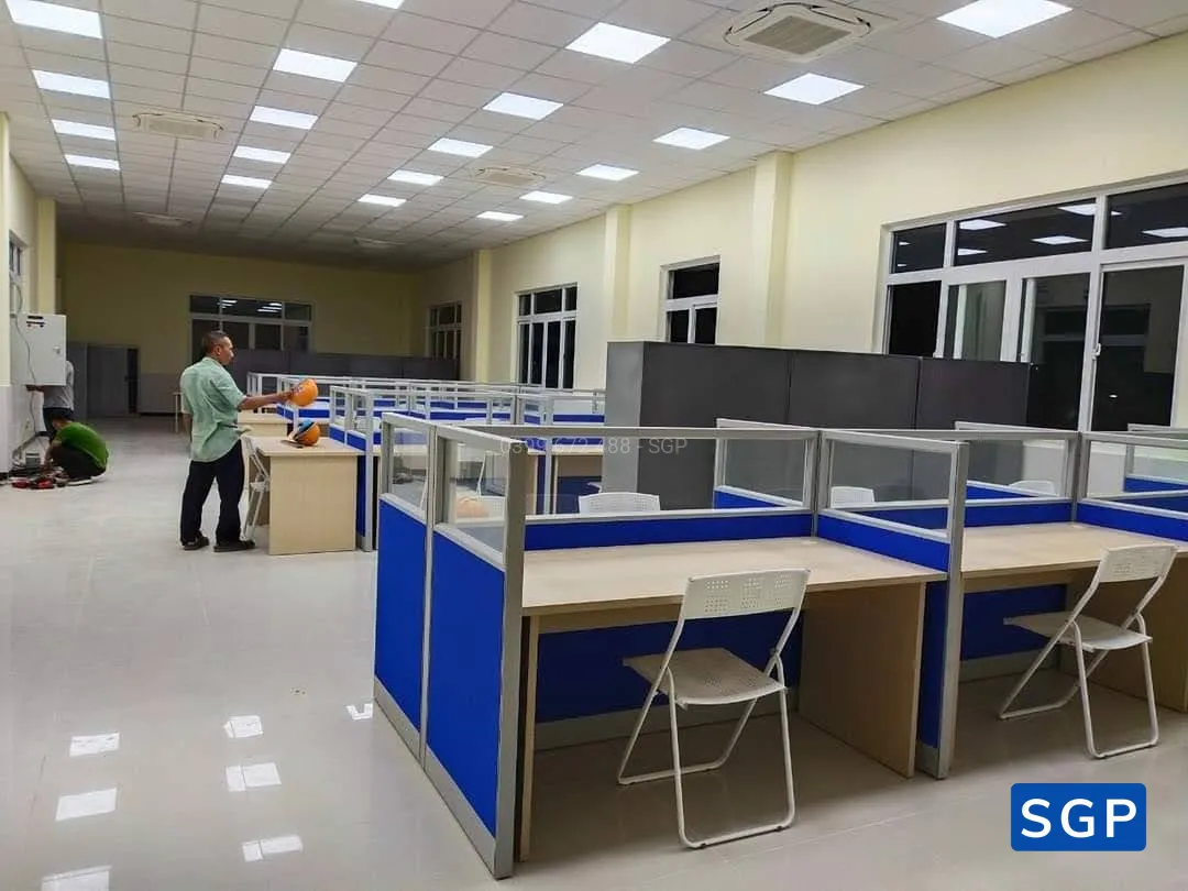 Giao hàng và lắp đặt vách nỉ kính