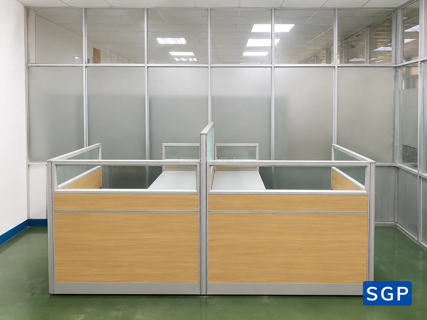 Giao hàng và lắp đặt vách gỗ kính