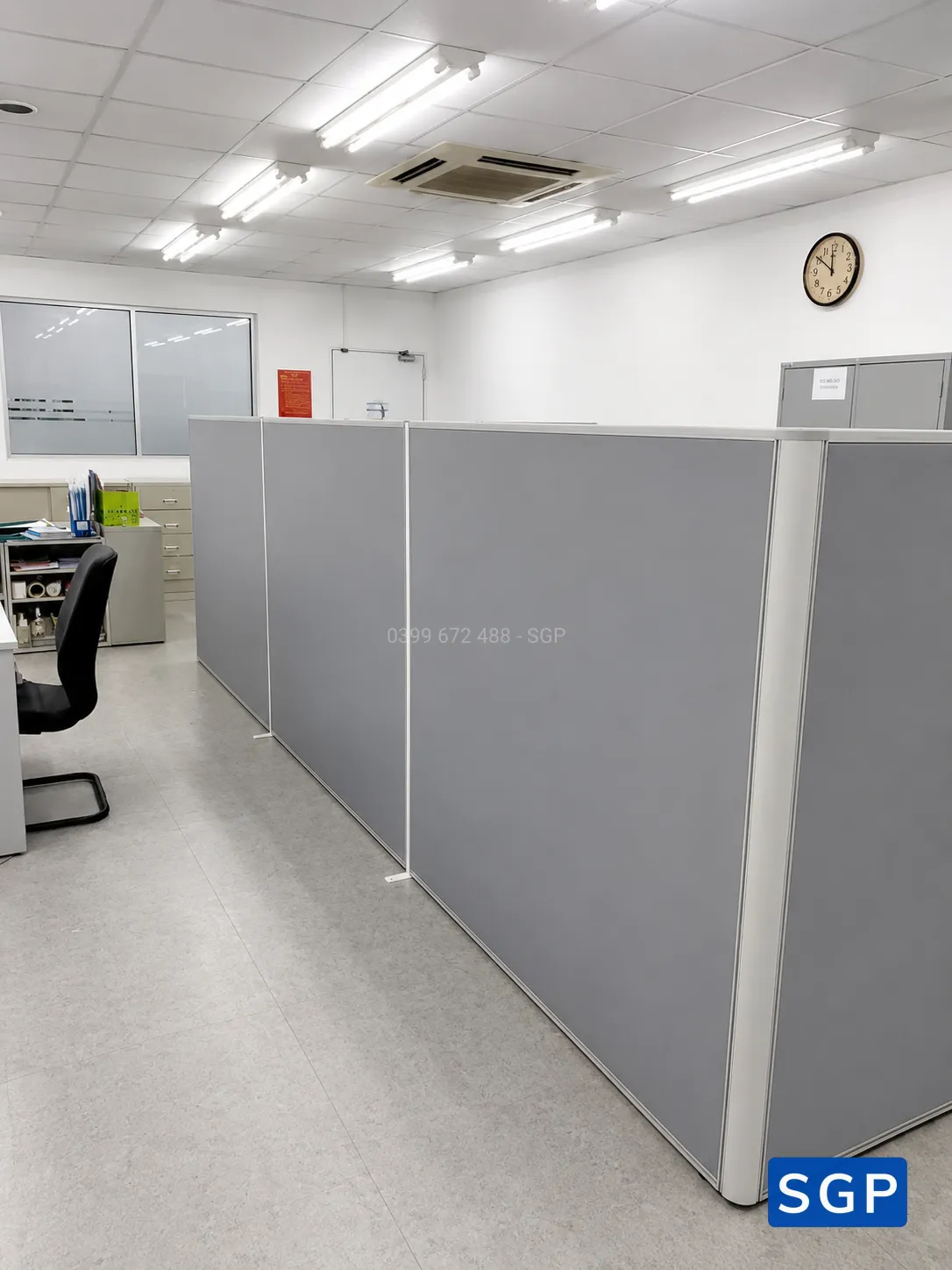 Lắp vách ngăn lửng màu ghi xám