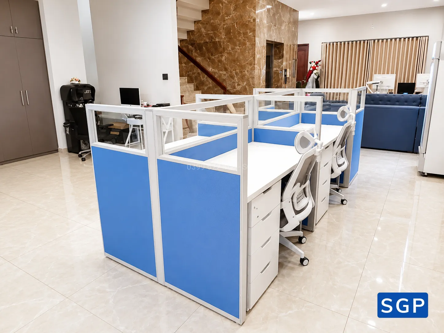 Hoàn thiện cụm bàn làm việc sử dụng vách ngăn nỉ kính