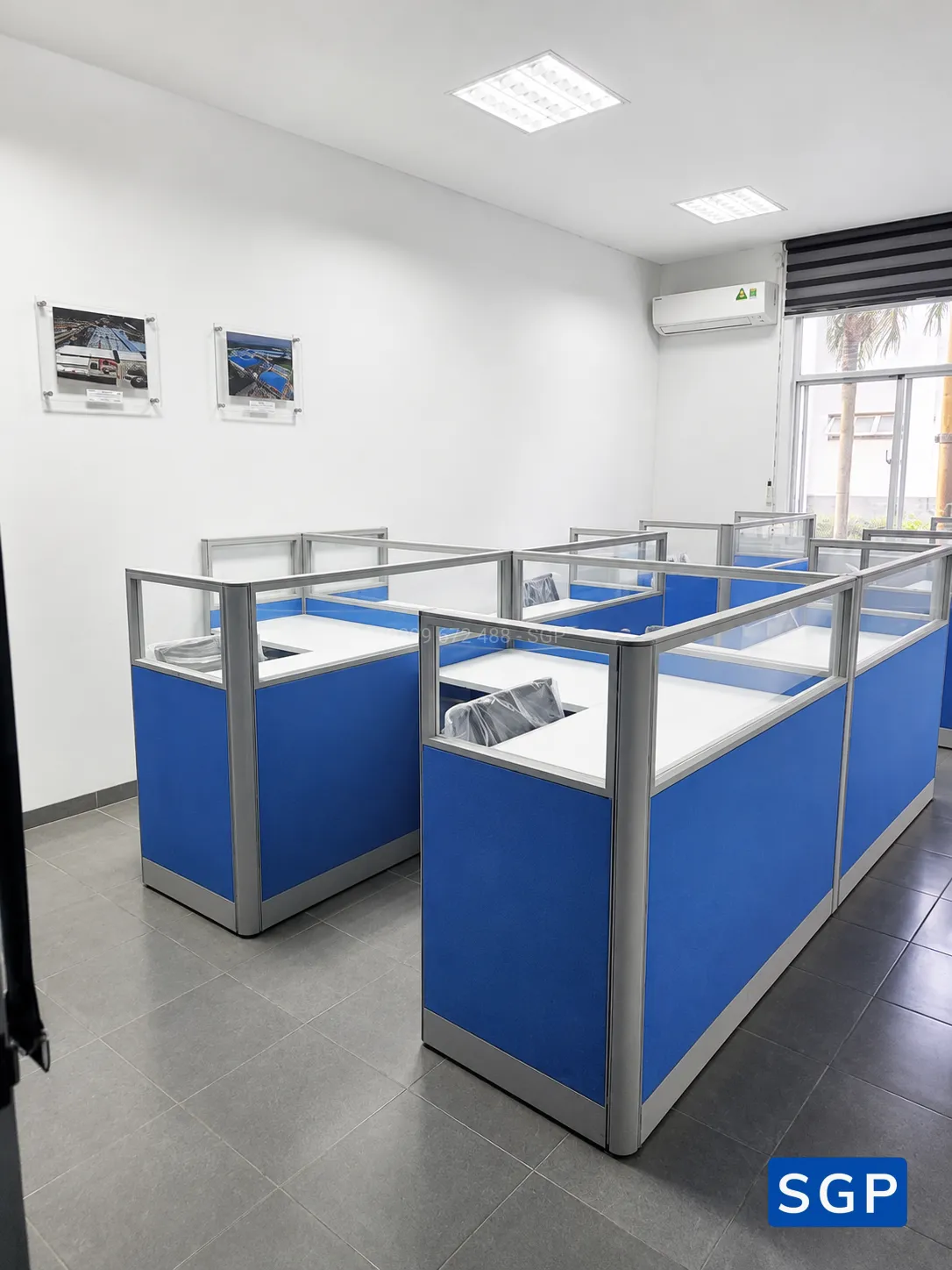 Lắp đặt hoàn thiện bàn làm việc dùng vách nỉ kính 